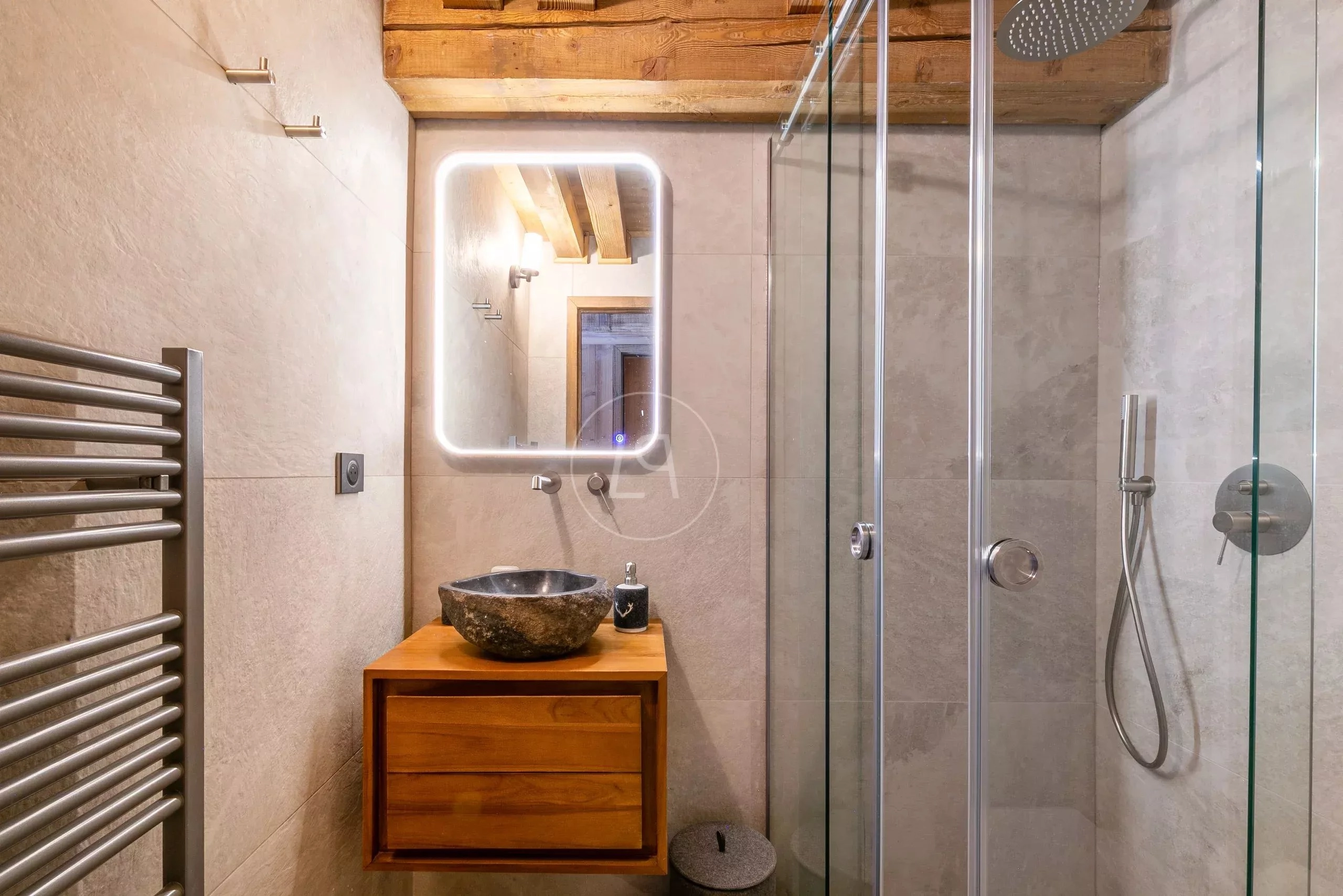Modernes Badezimmer mit Glasdusche und Holzwaschtisch