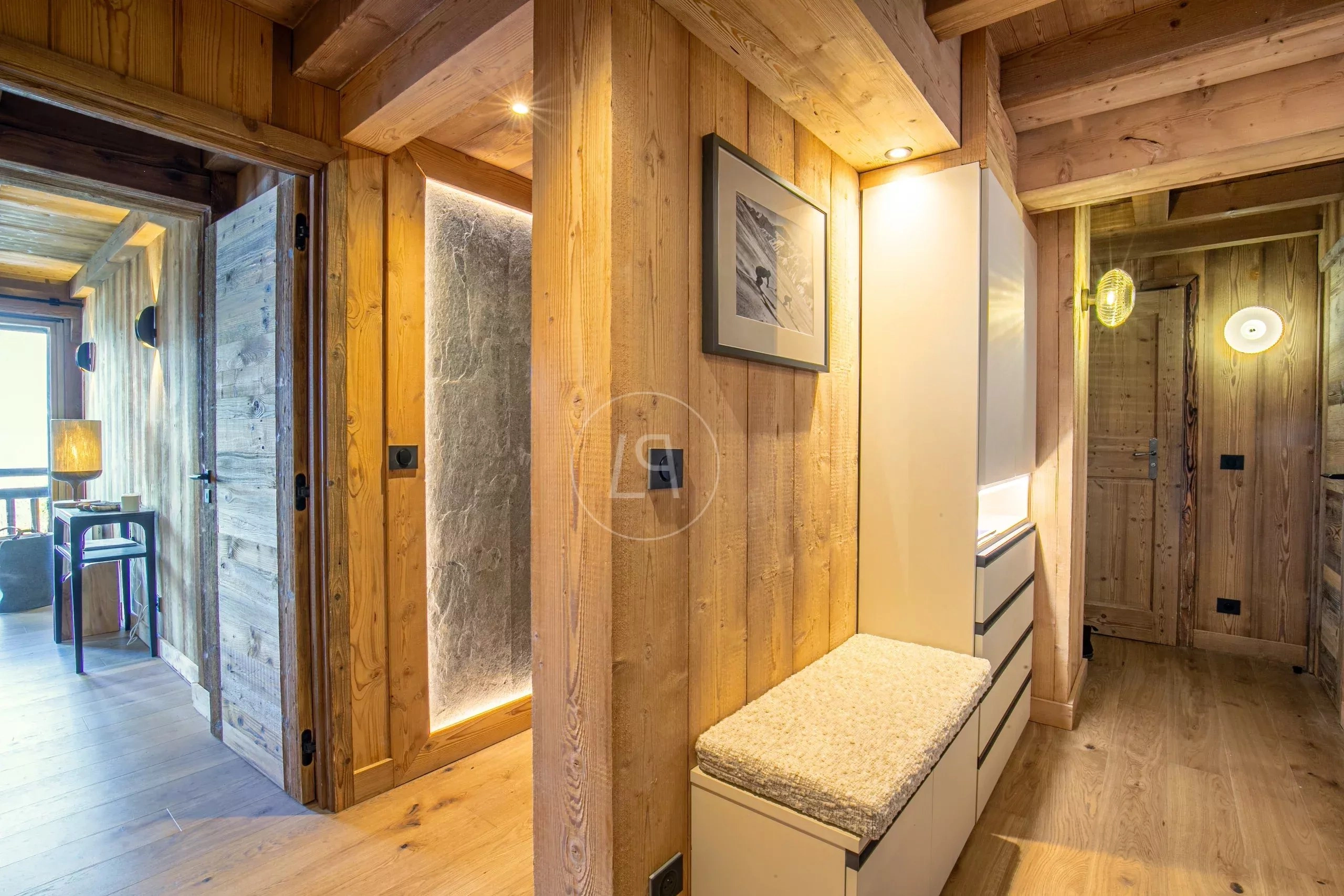 Rustikale Chalet-Innenansicht mit Holzverkleidung