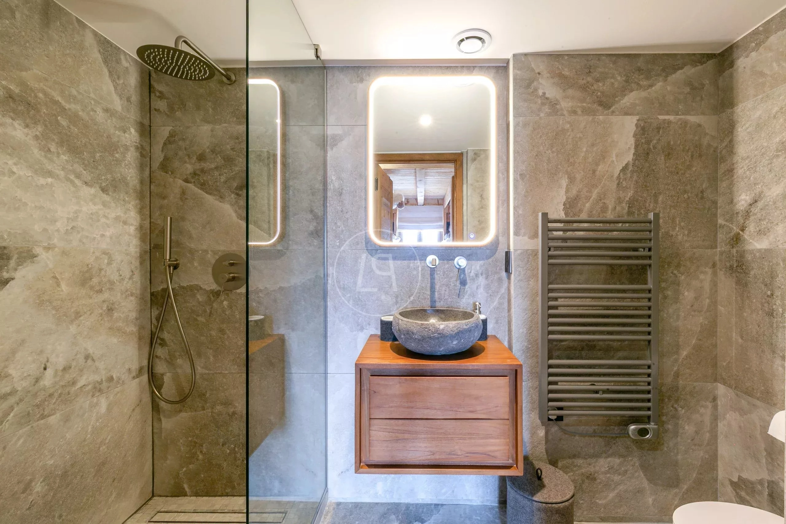 Modernes Badezimmer mit begehbarer Dusche und Natursteinoptik