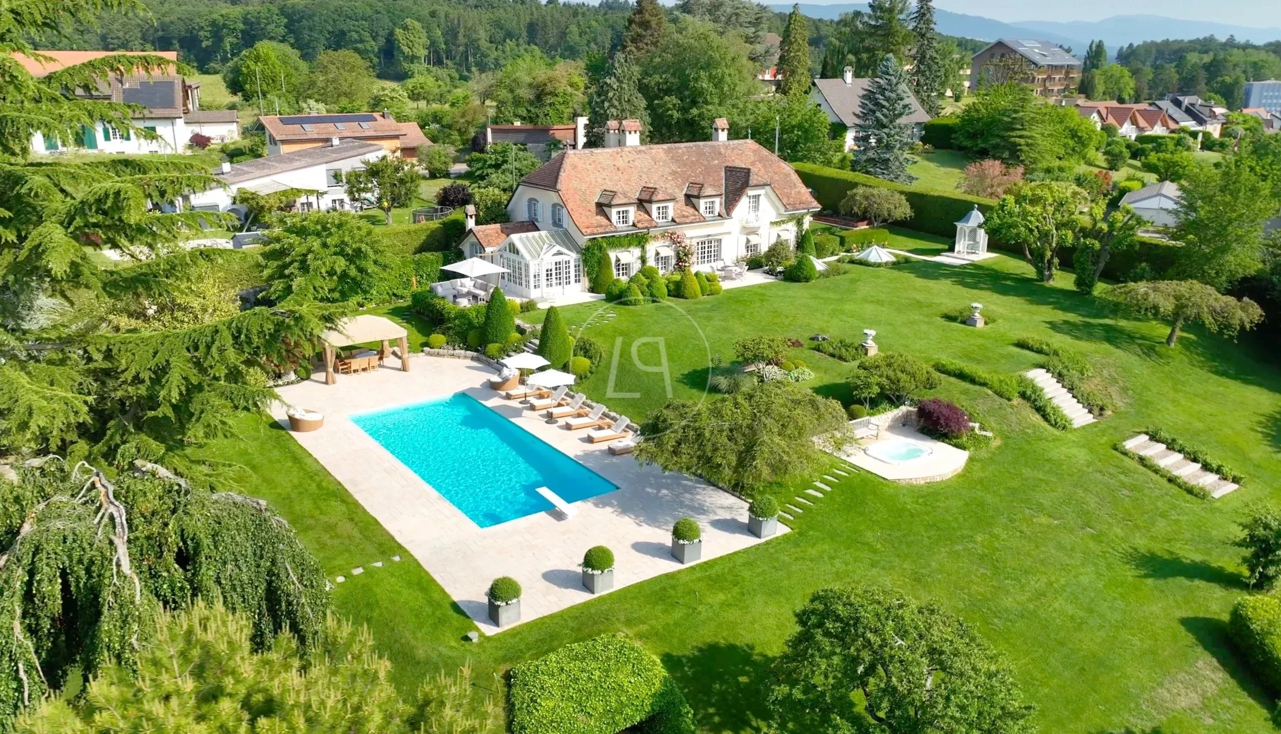 Luxuriöse Villa mit Pool und großem Garten