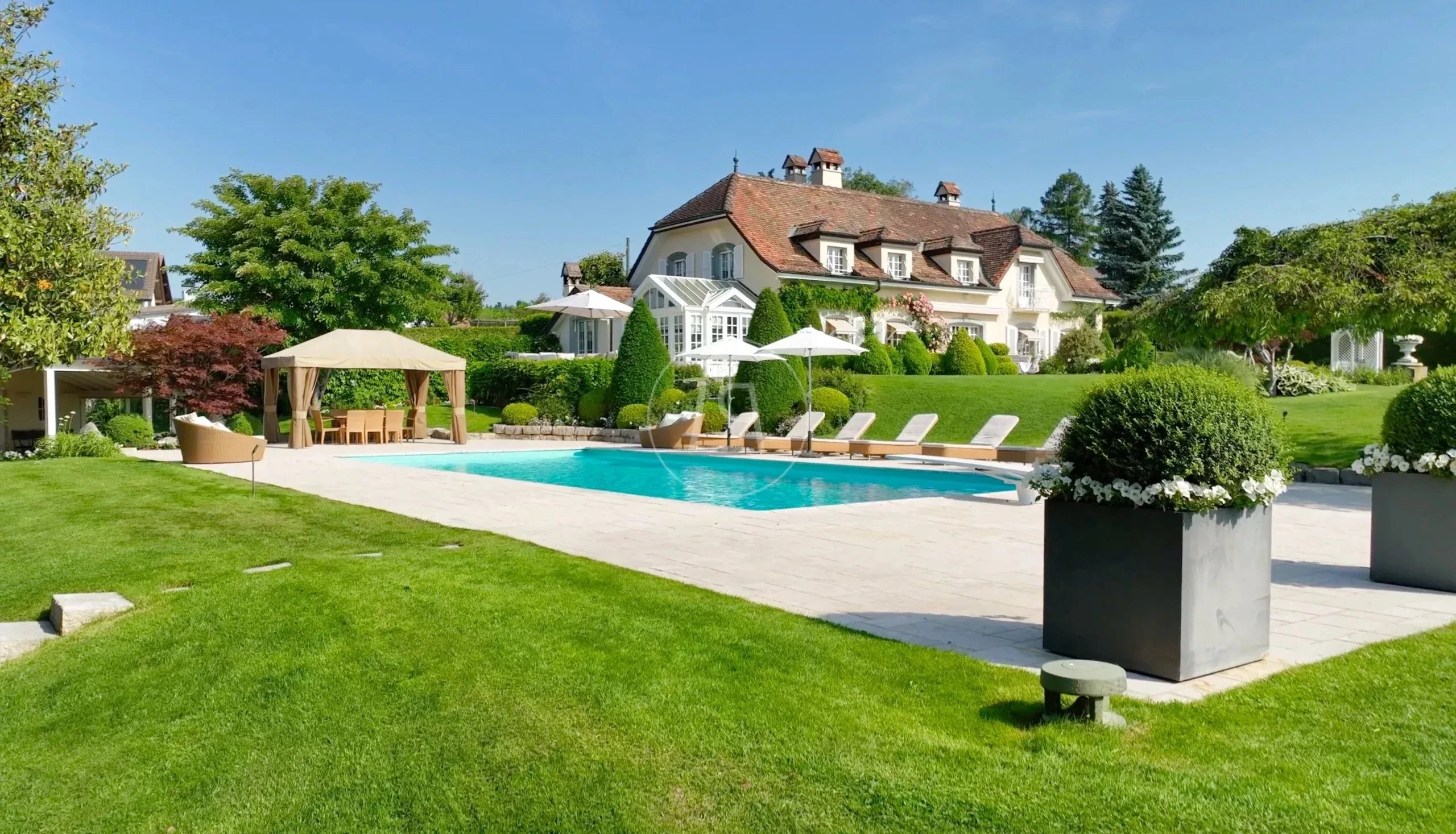 Luxuriöses Anwesen mit Pool und Garten
