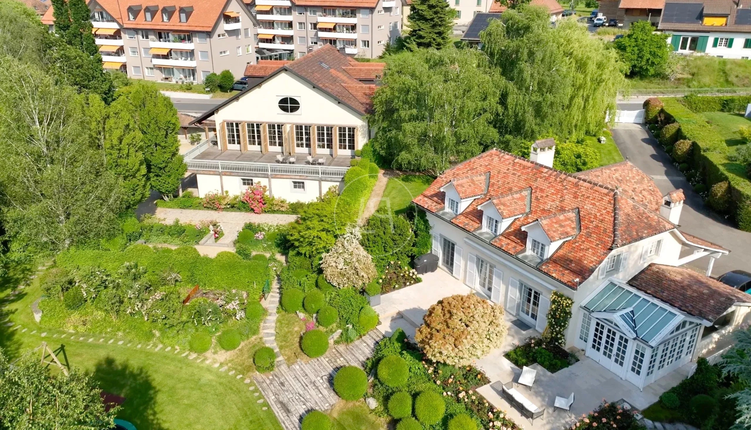 Luftaufnahme eines großen Wohnhauses mit Garten