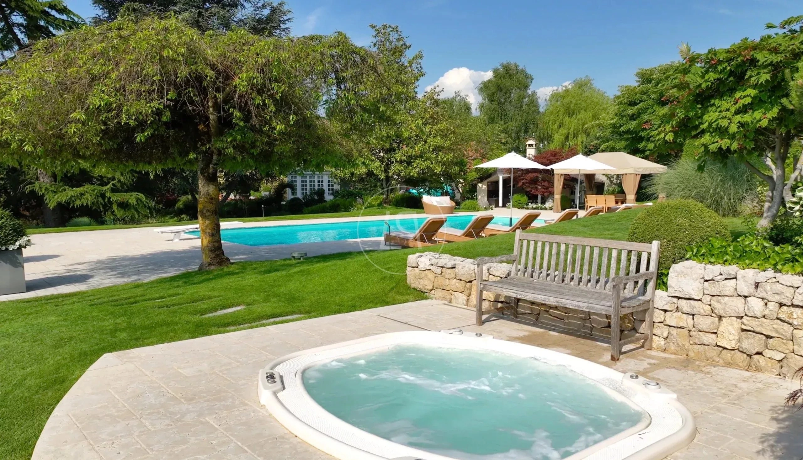 Luxuriöser Garten mit Pool und Whirlpool