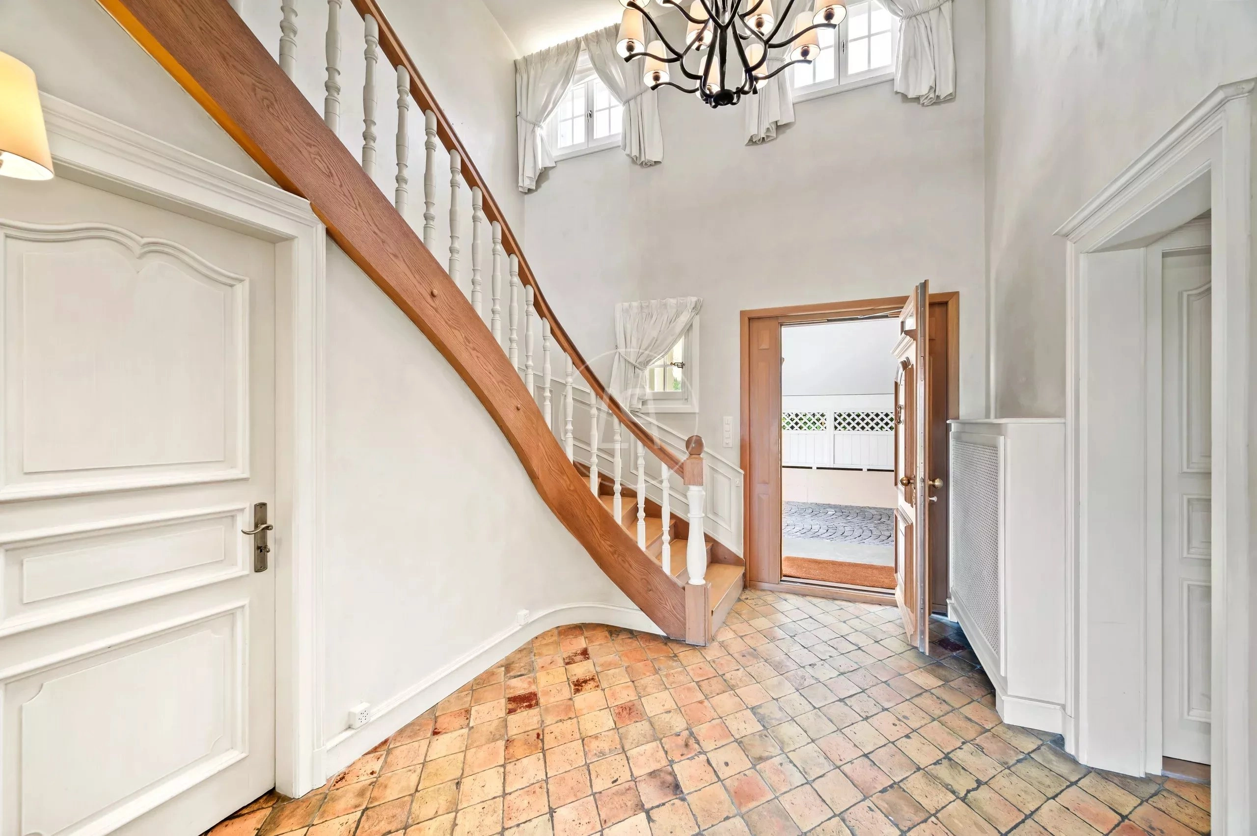 Helle Eingangsdiele mit Treppe