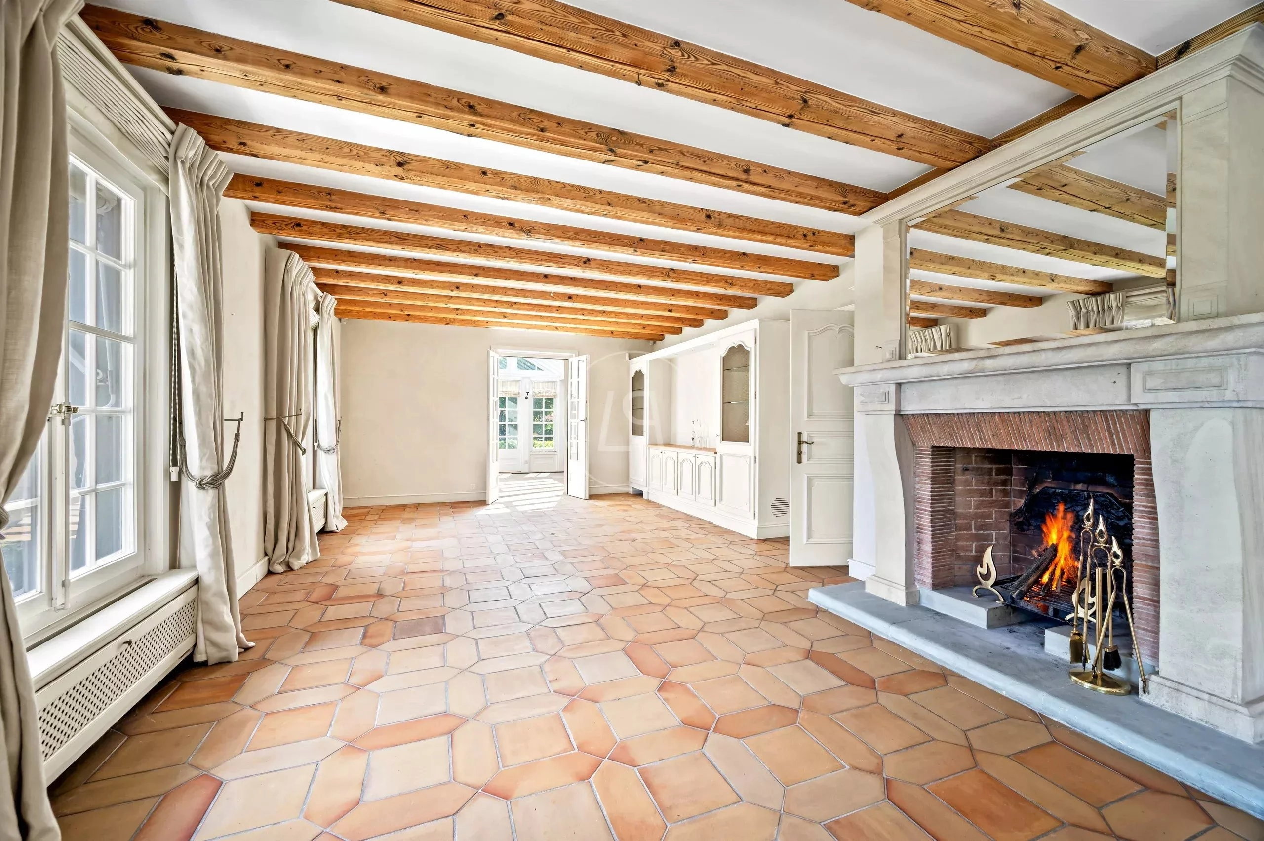 Wohnraum mit Kamin und Holzdeckenbalken