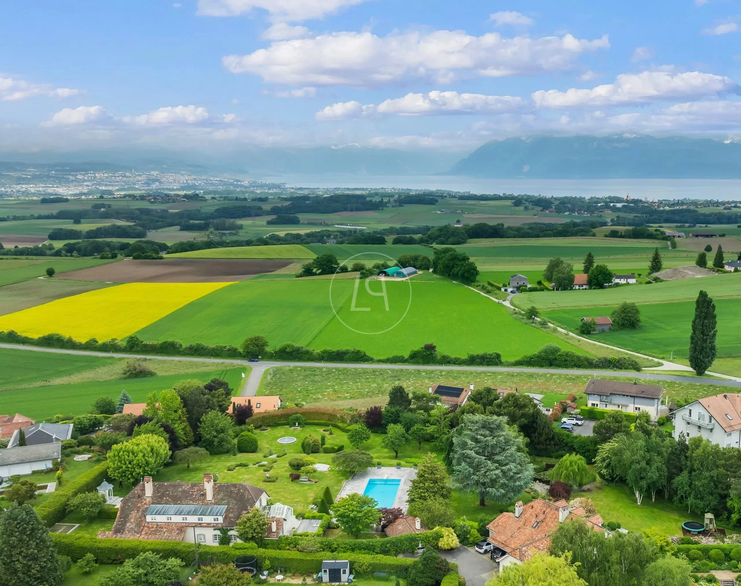 Landschafts- und Fernblick über Felder und See
