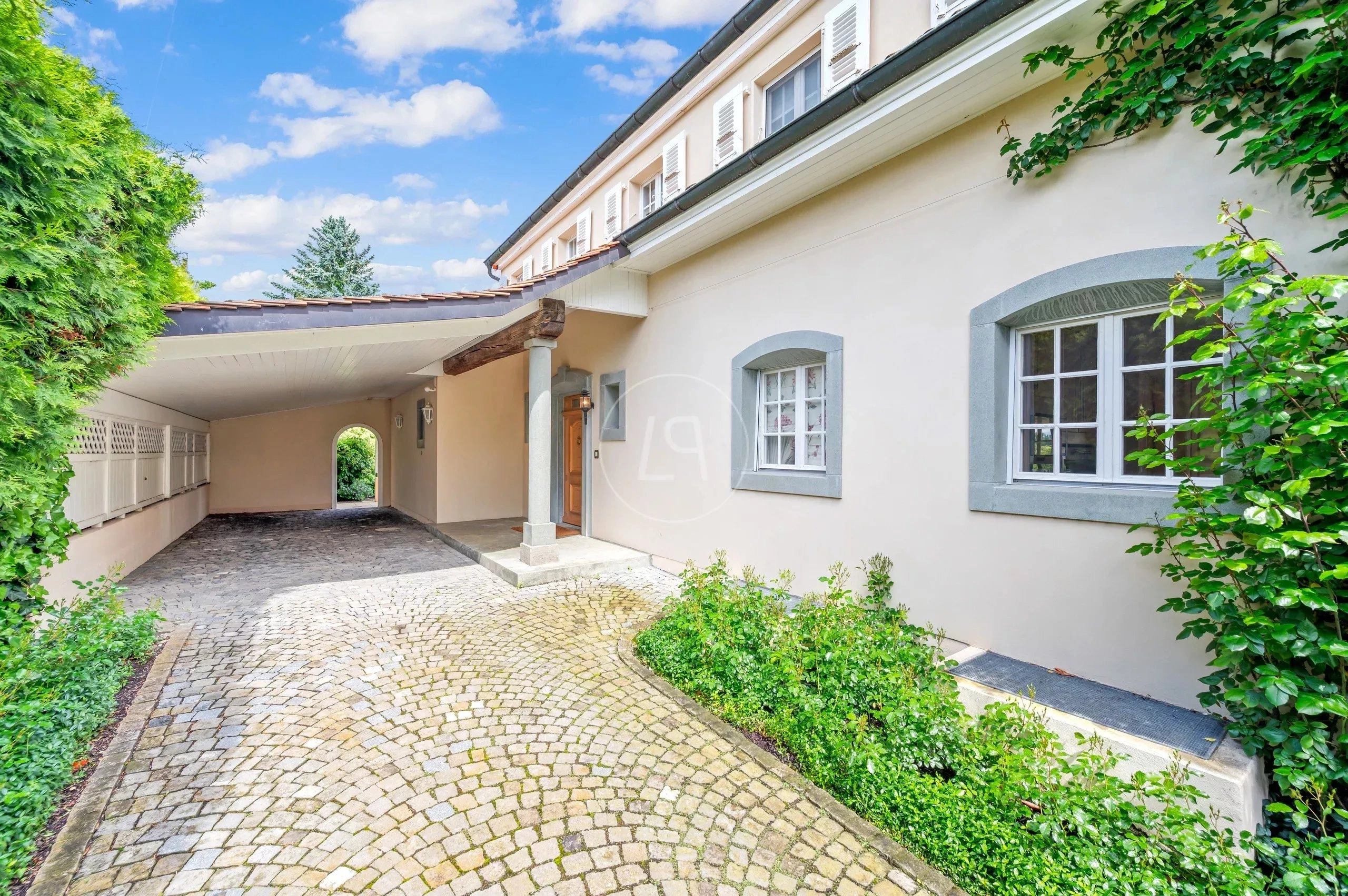 Außenansicht einer eleganten Einfahrt mit überdachtem Carport