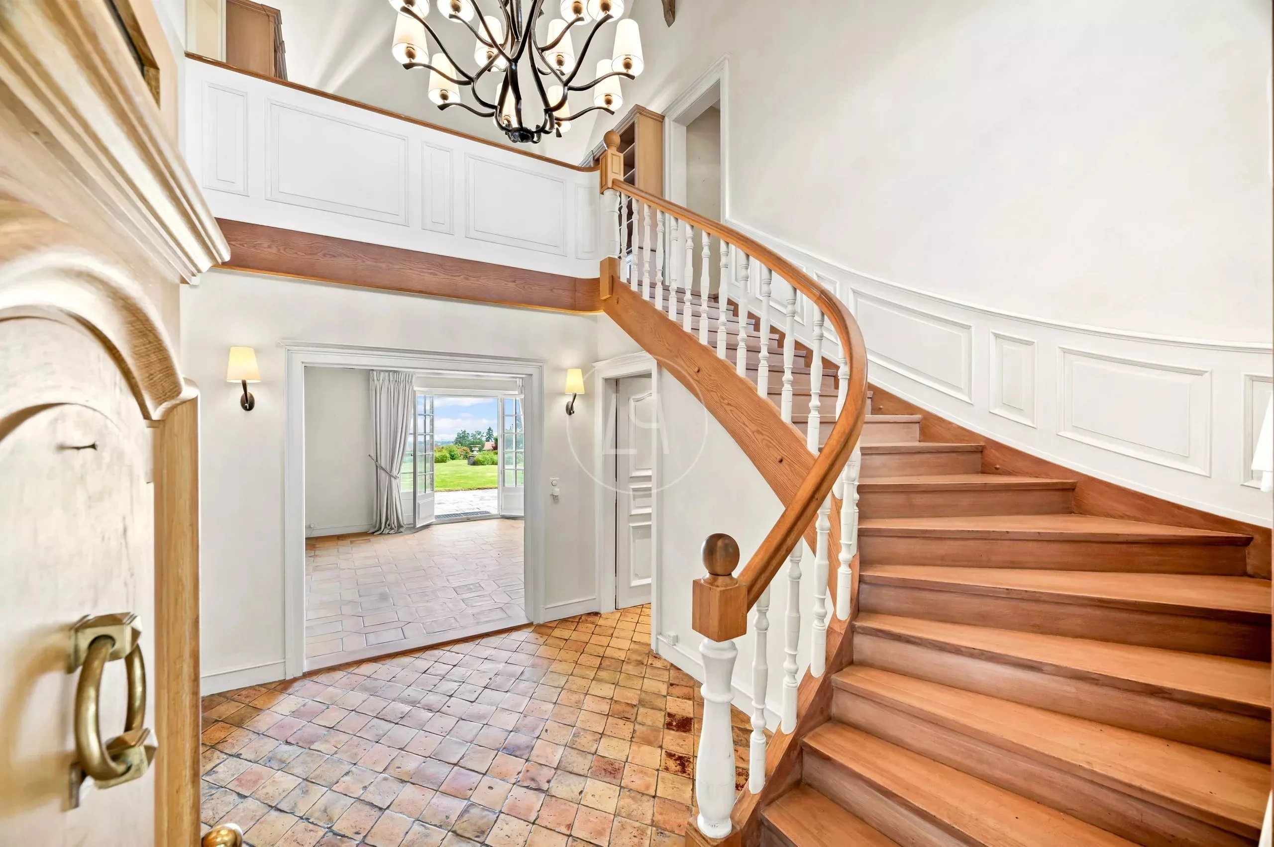 Eleganter Eingangsbereich mit Treppe