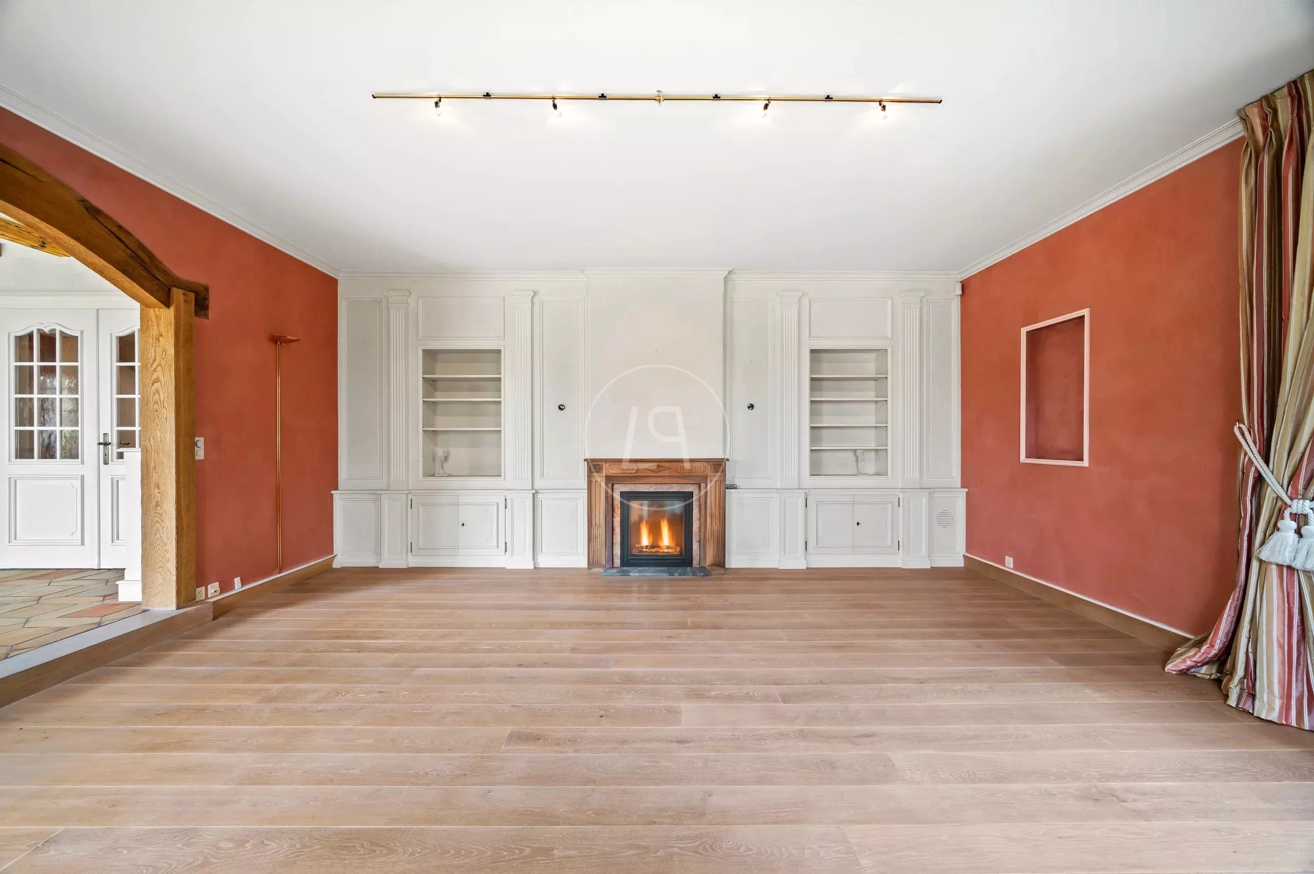 Elegantes Wohnzimmer mit Kamin und Einbauten