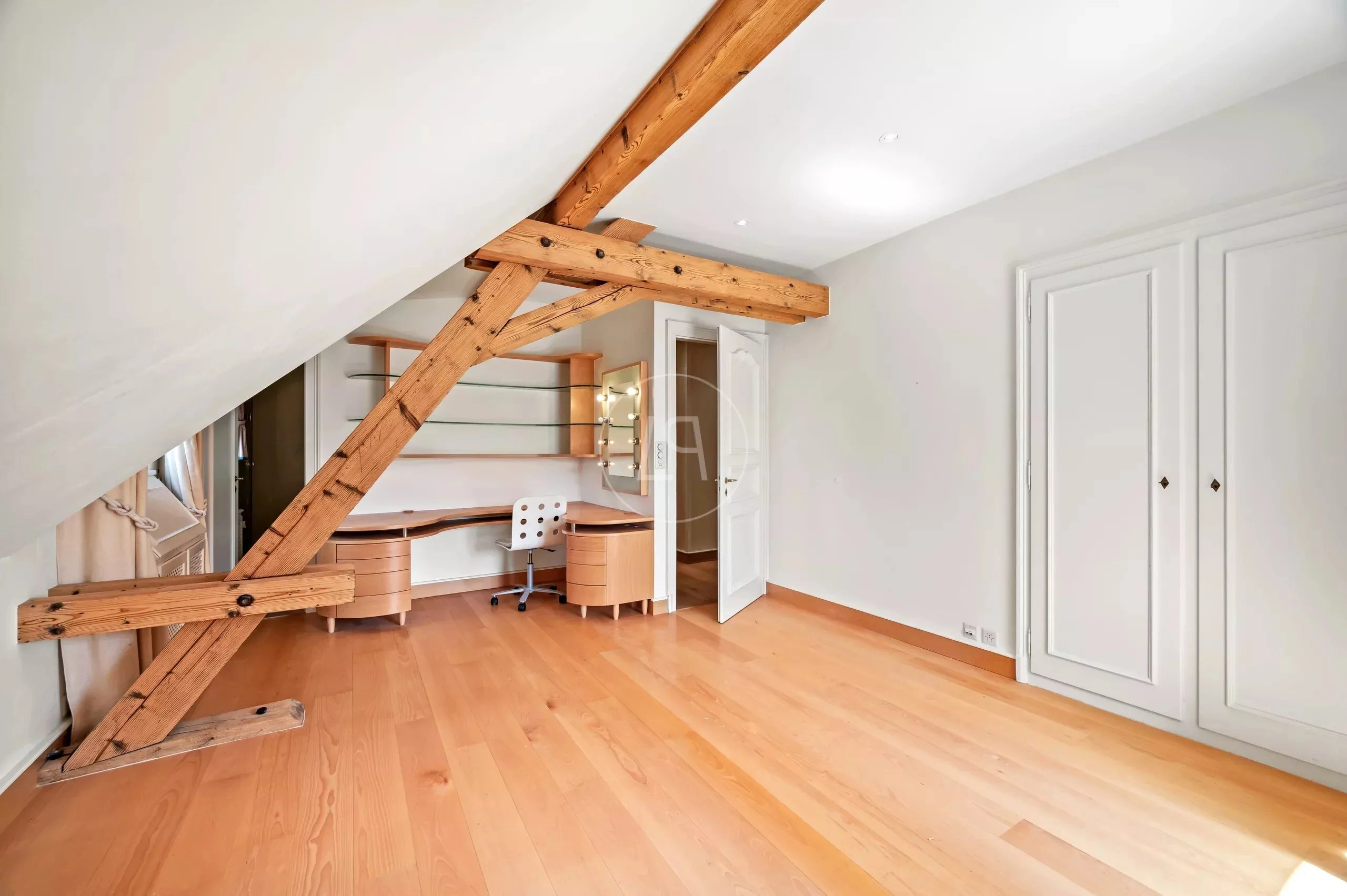 Dachgeschosszimmer mit Sichtbalken