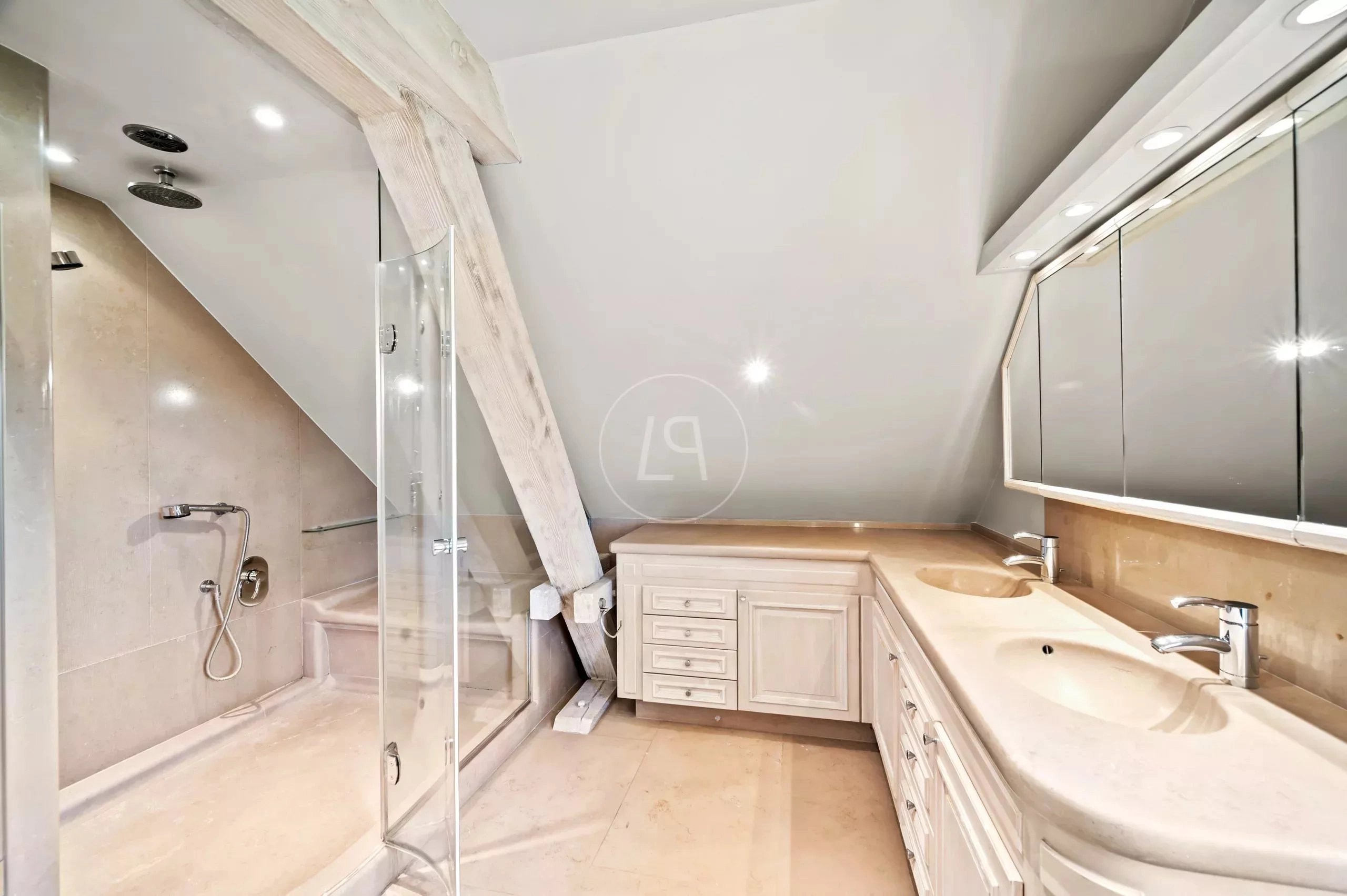 Luxuriöses Badezimmer mit Dachschräge