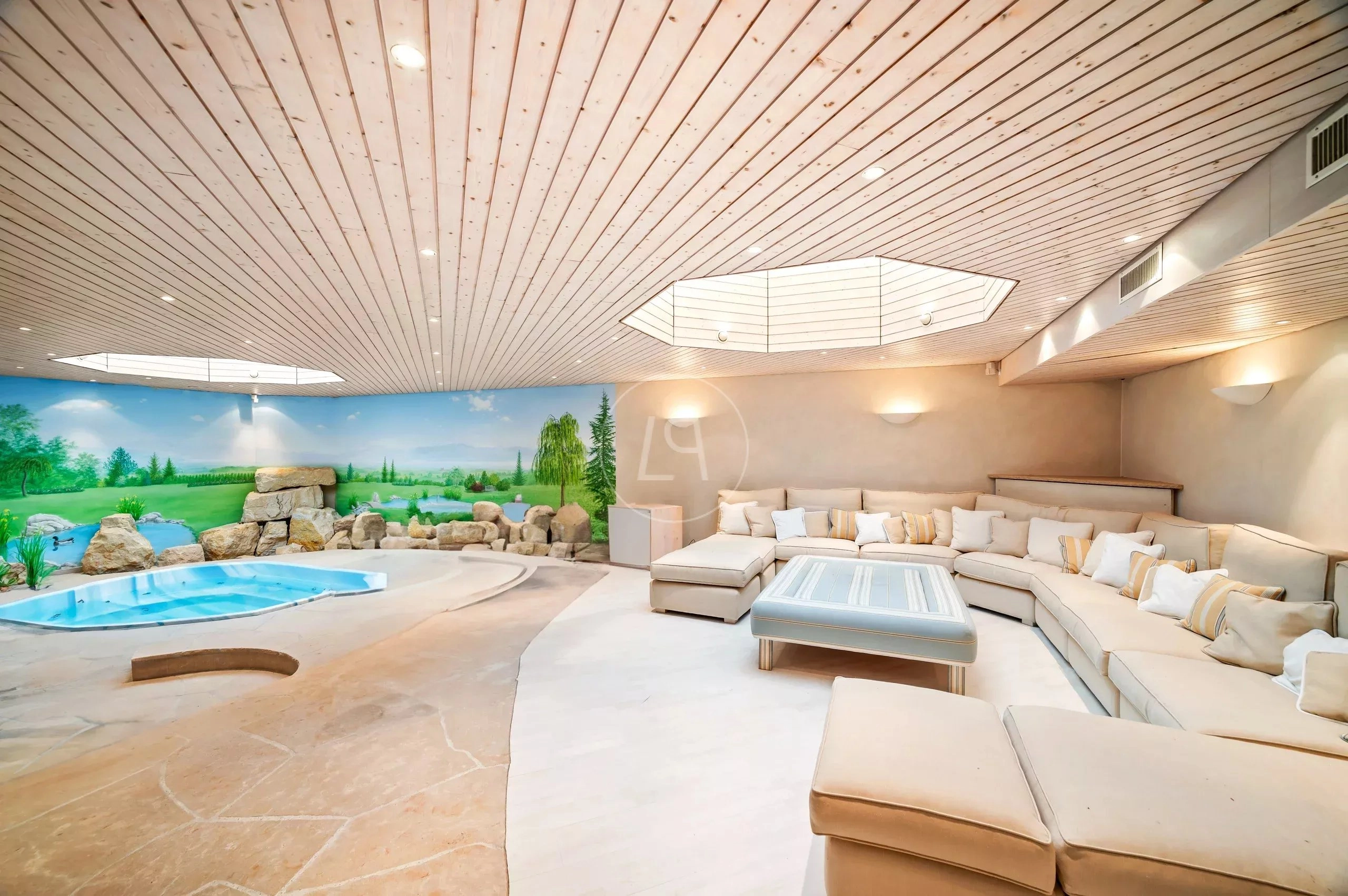 Innenraum mit Wellnessbereich und Pool