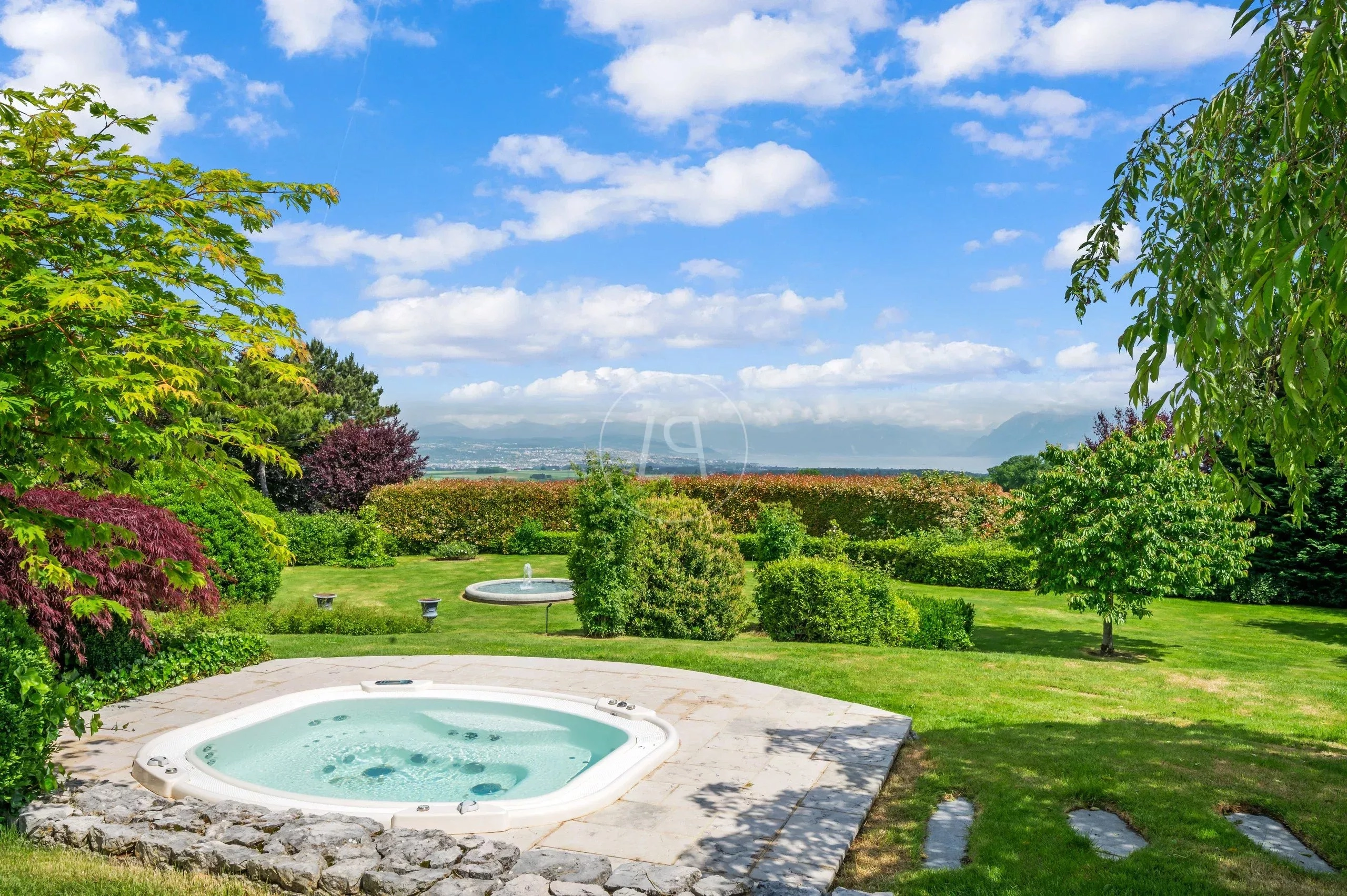 Gepflegter Garten mit Whirlpool und Panoramablick