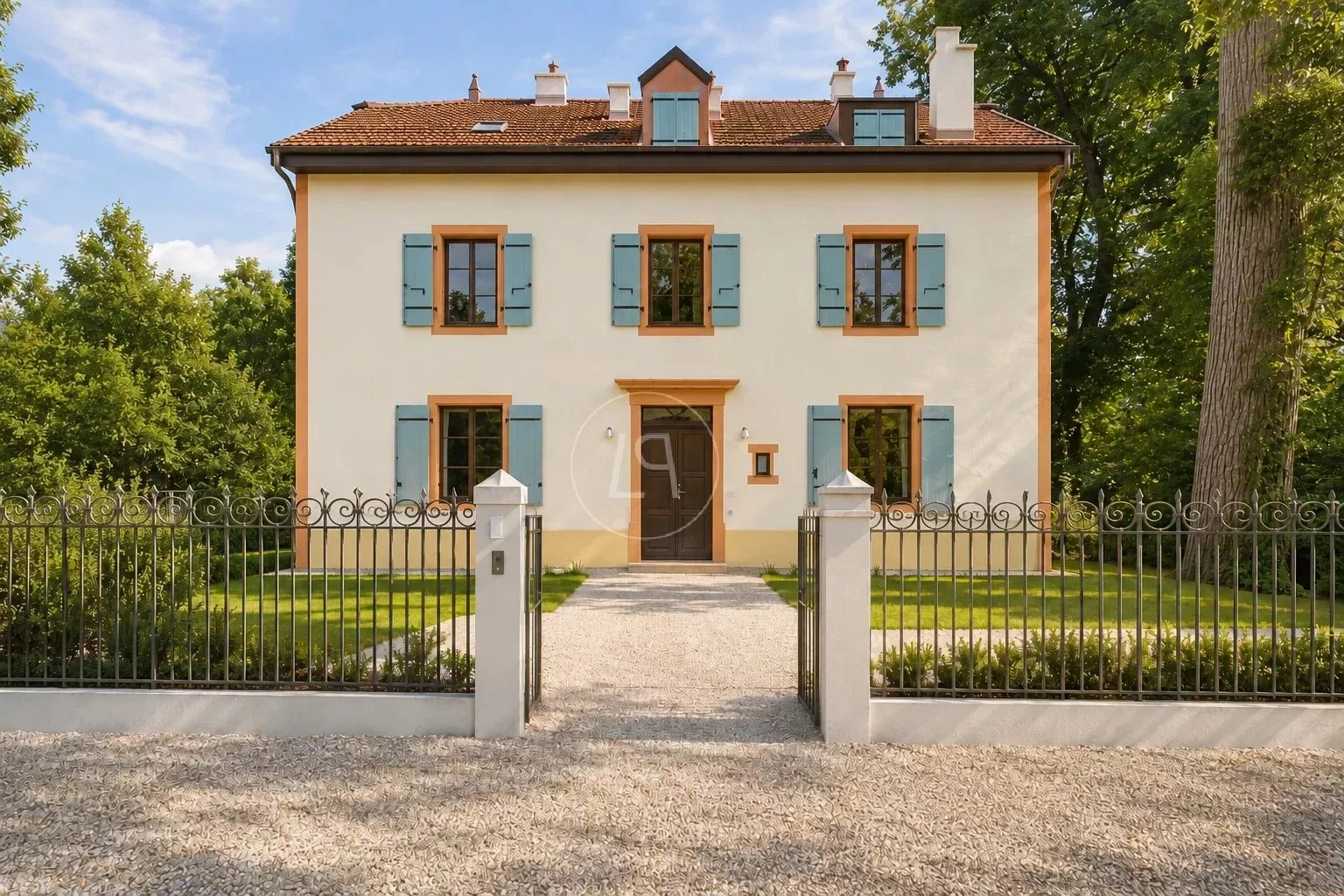Historisches Landhaus mit Gartenansicht