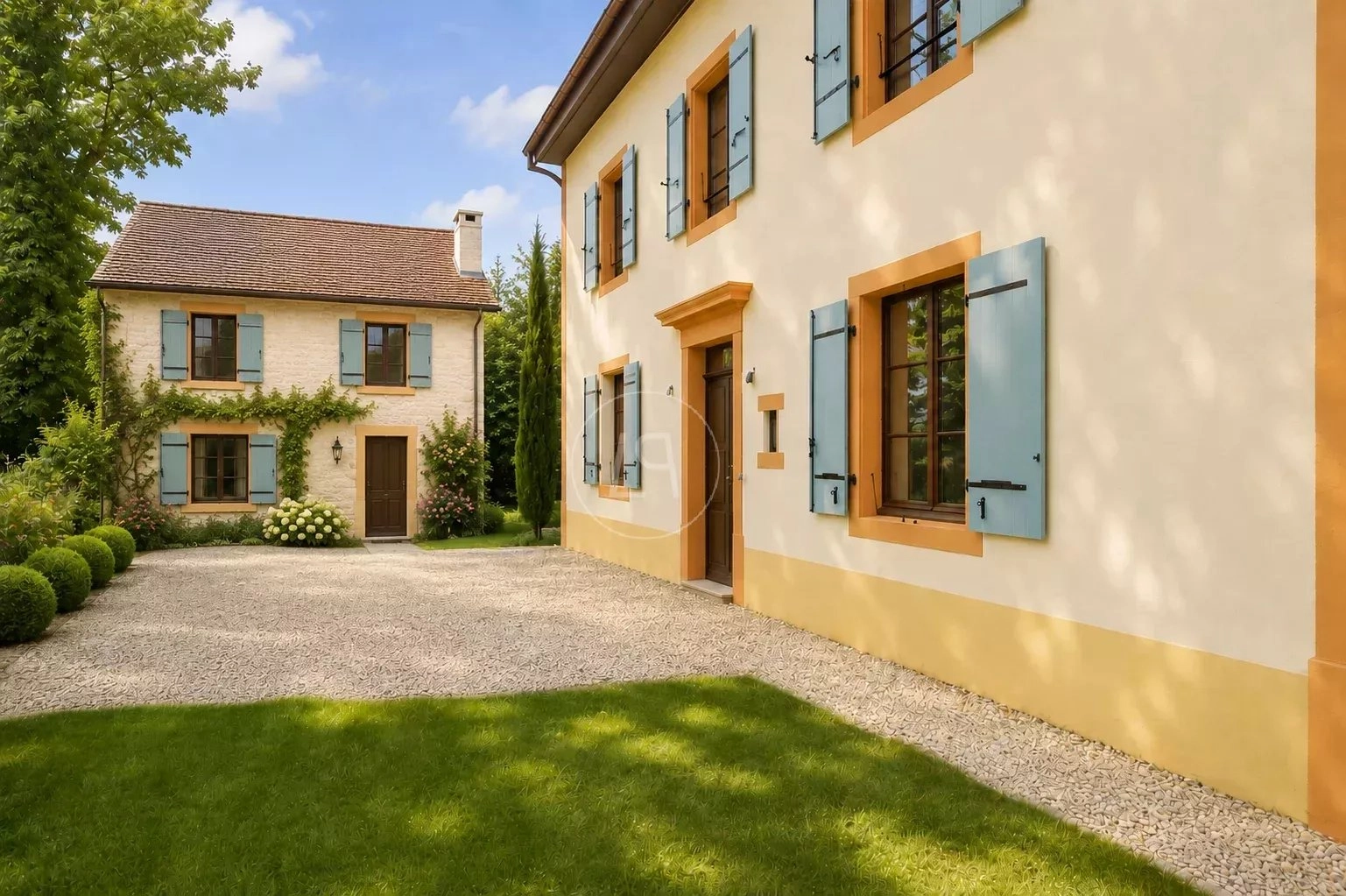 Mediterraner Innenhof mit zwei Wohnhäusern