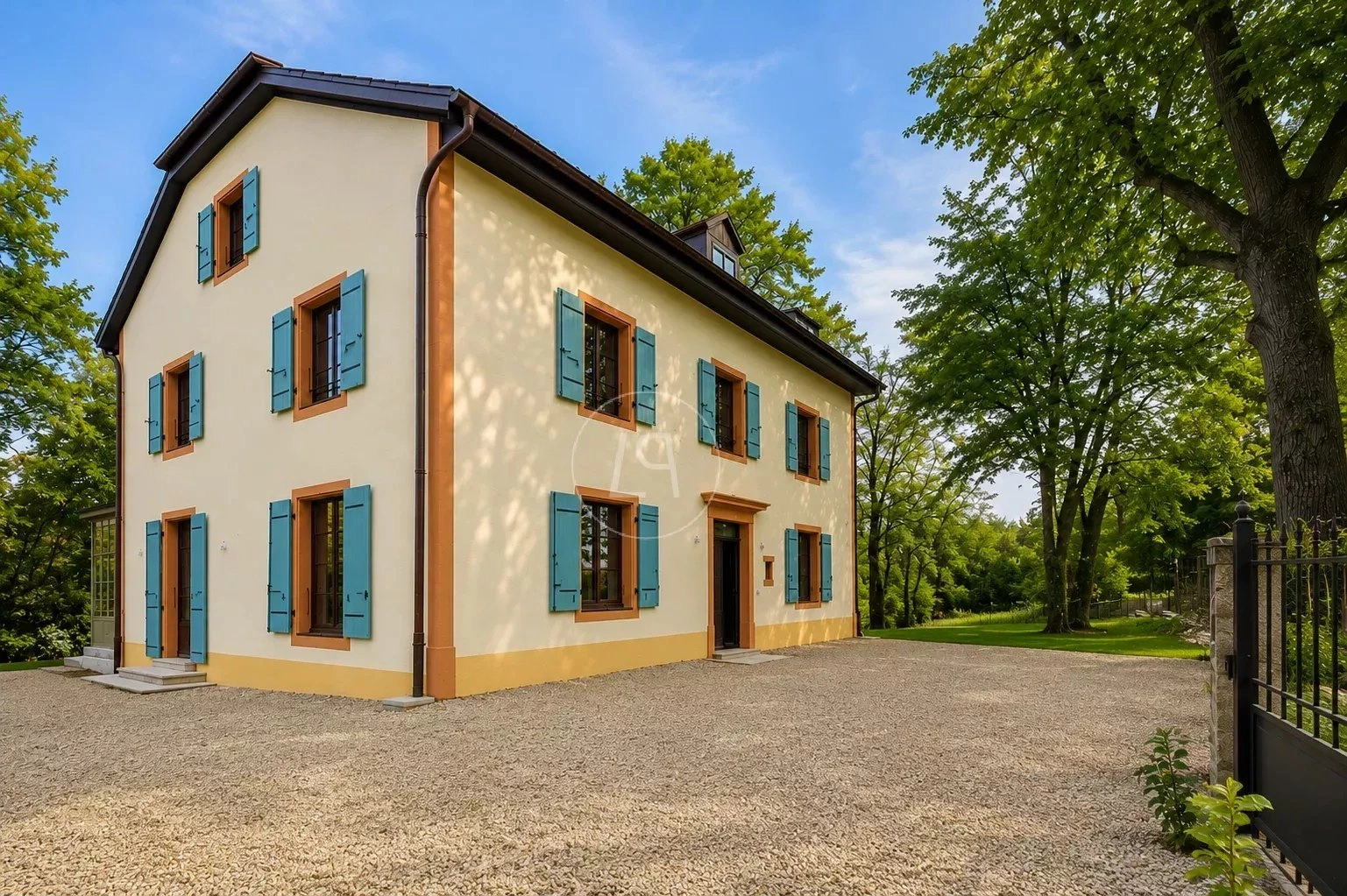 Historisches Einfamilienhaus mit blaugrünen Fensterläden