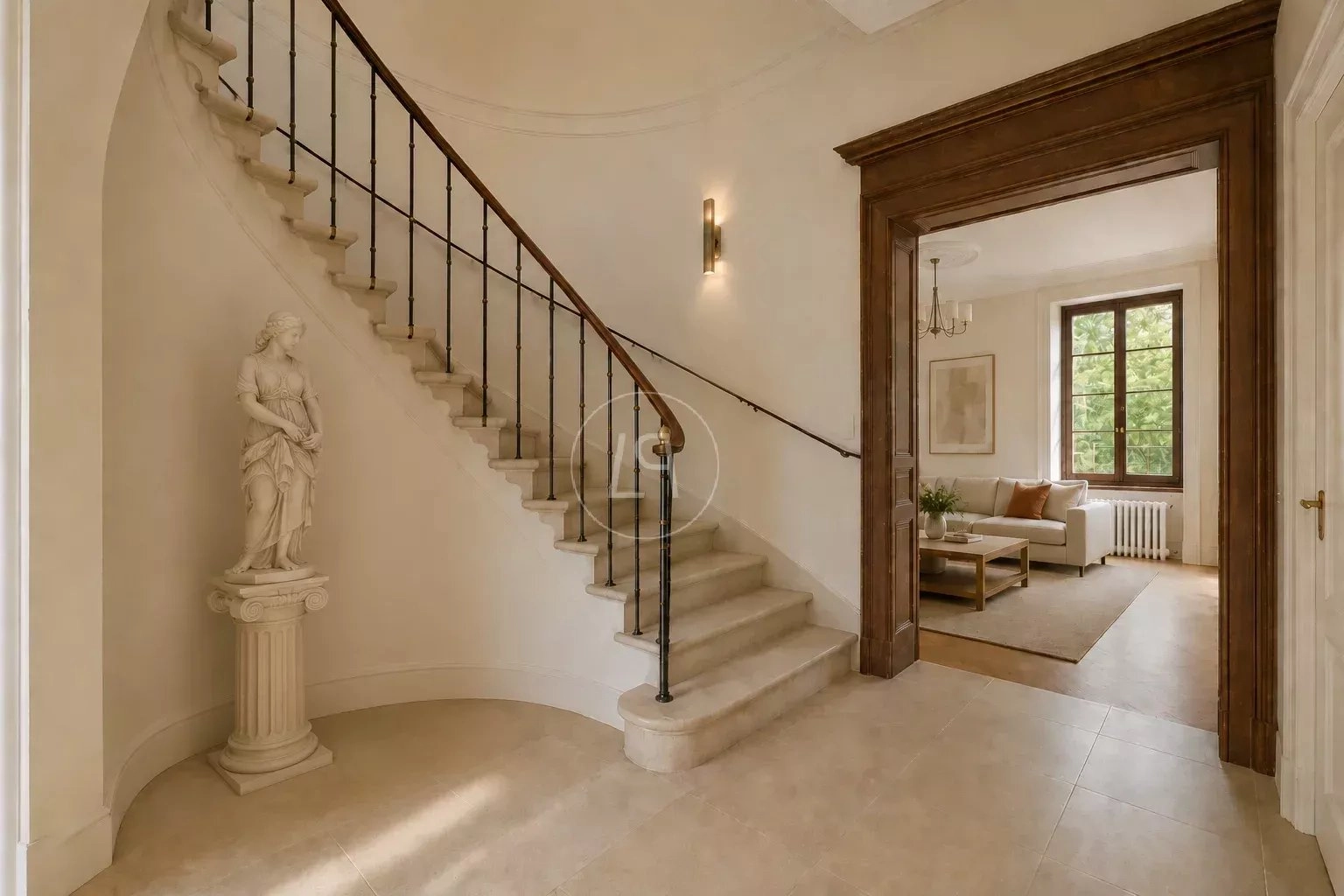 Eleganter Eingangsbereich mit Treppe