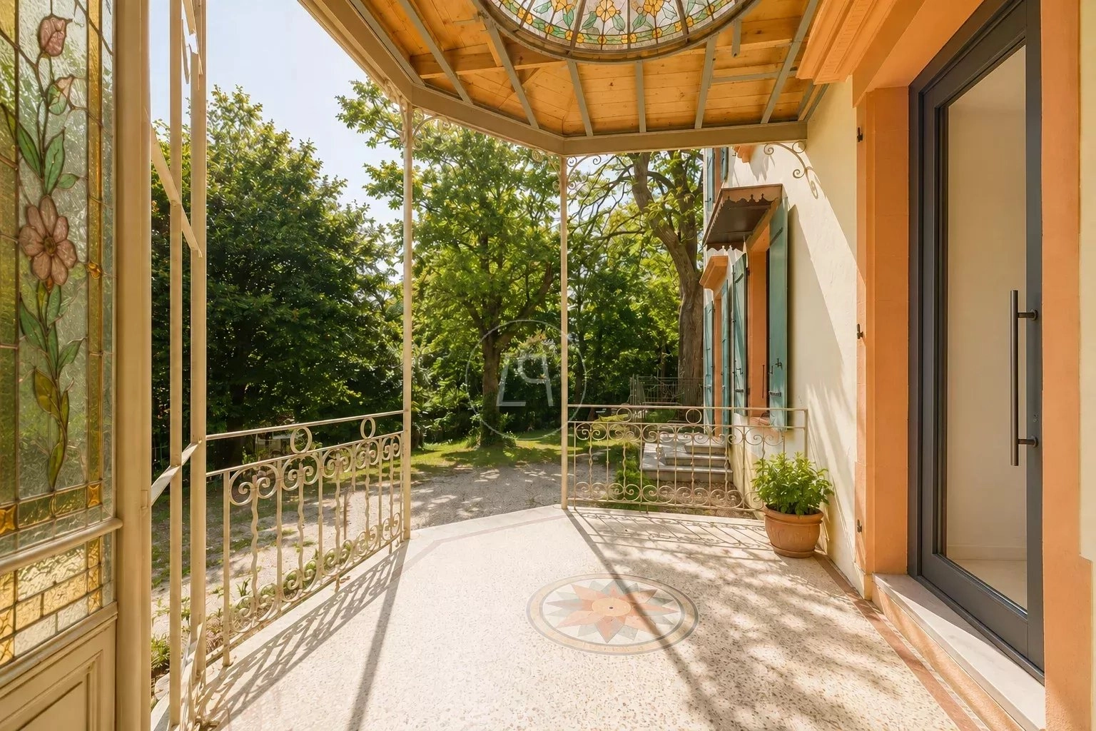 Überdachte Terrasse mit Gartenblick