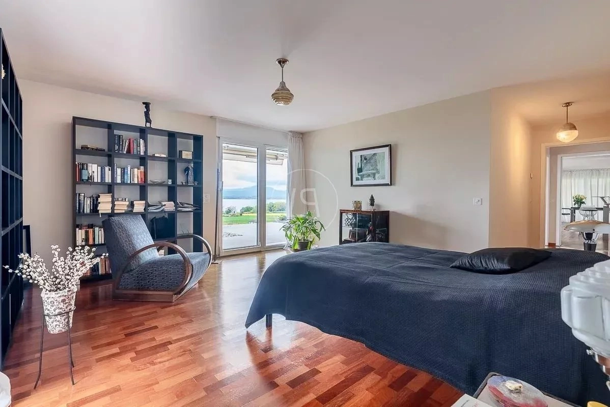 Helles Schlafzimmer mit Balkonblick