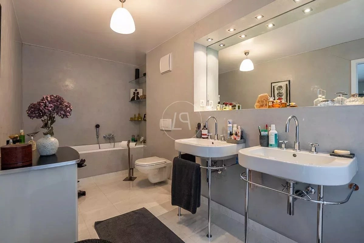 Modernes Badezimmer mit Doppelwaschtisch und Badewanne