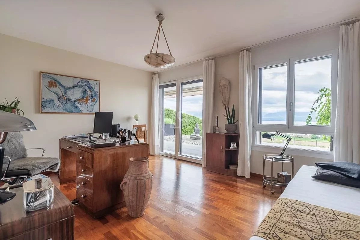 Helles Schlafzimmer mit Arbeitsbereich und Meerblick