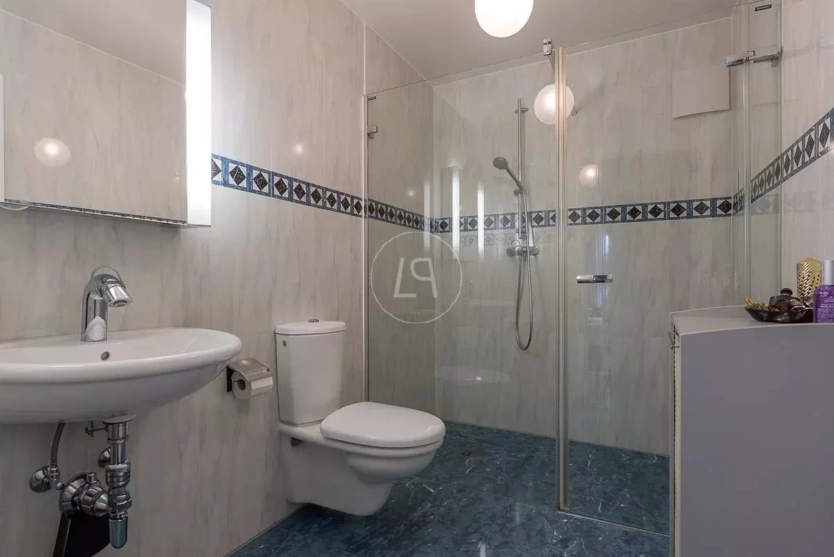 Modernes Badezimmer mit Glasdusche und WC