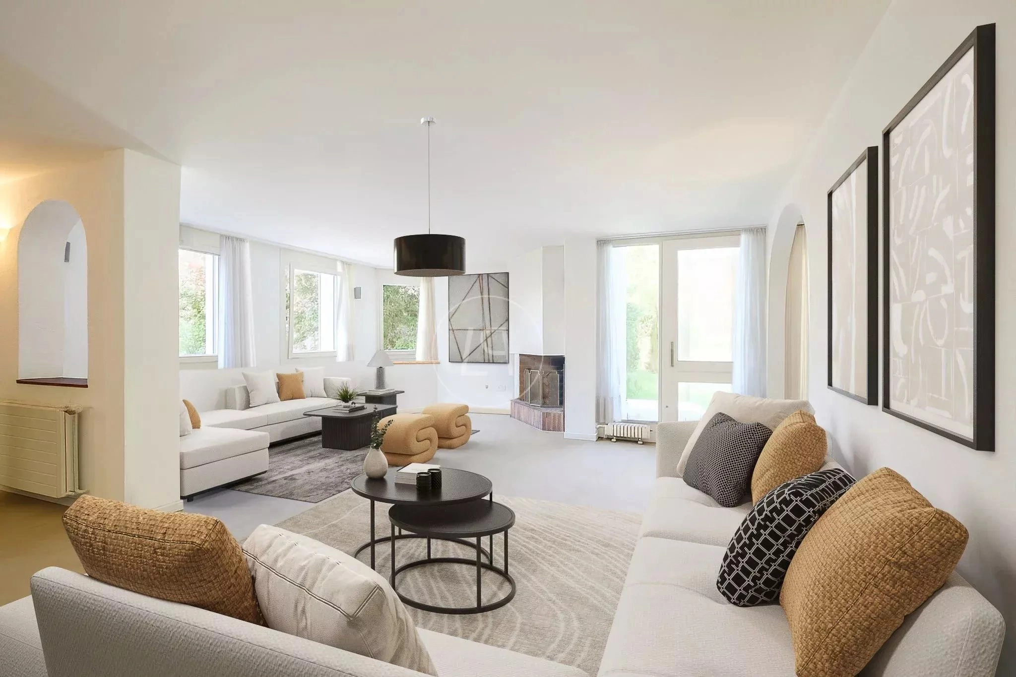 Helles, modernes Wohnzimmer mit großem Ecksofa und Kamin