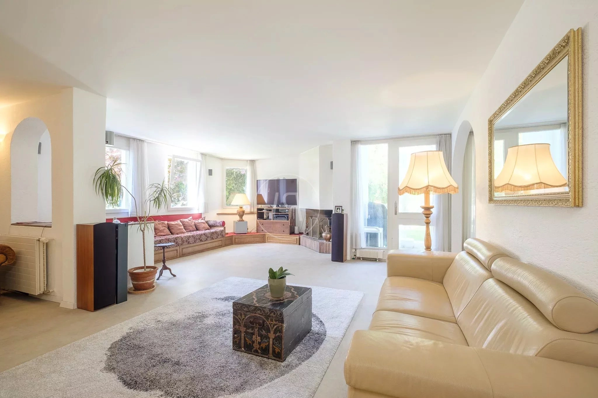 Helles Wohnzimmer mit Erker und Sitzgruppe
