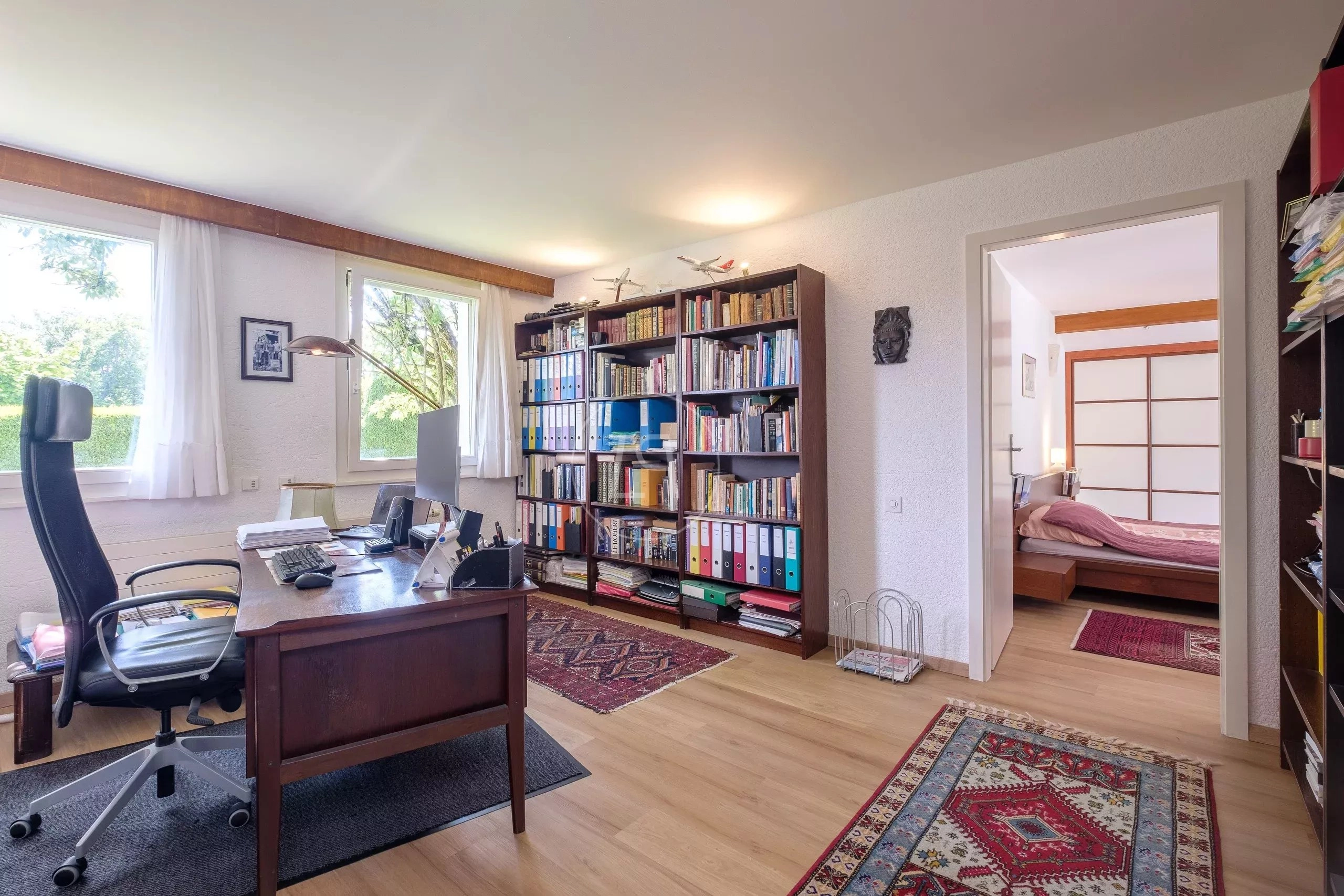 Arbeitszimmer mit Bibliothek und Schlafzimmerblick