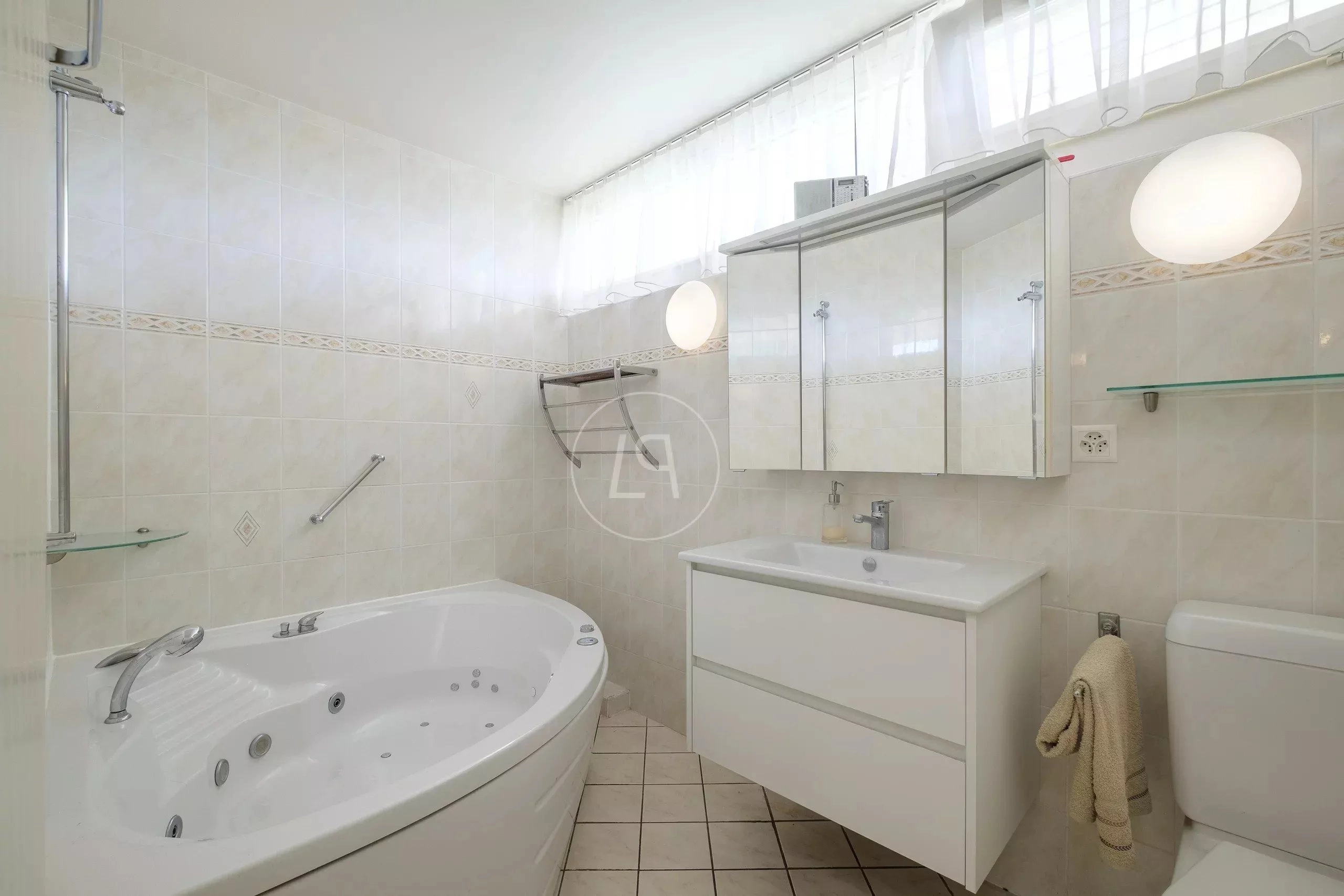 Helles Badezimmer mit Whirlpoolwanne