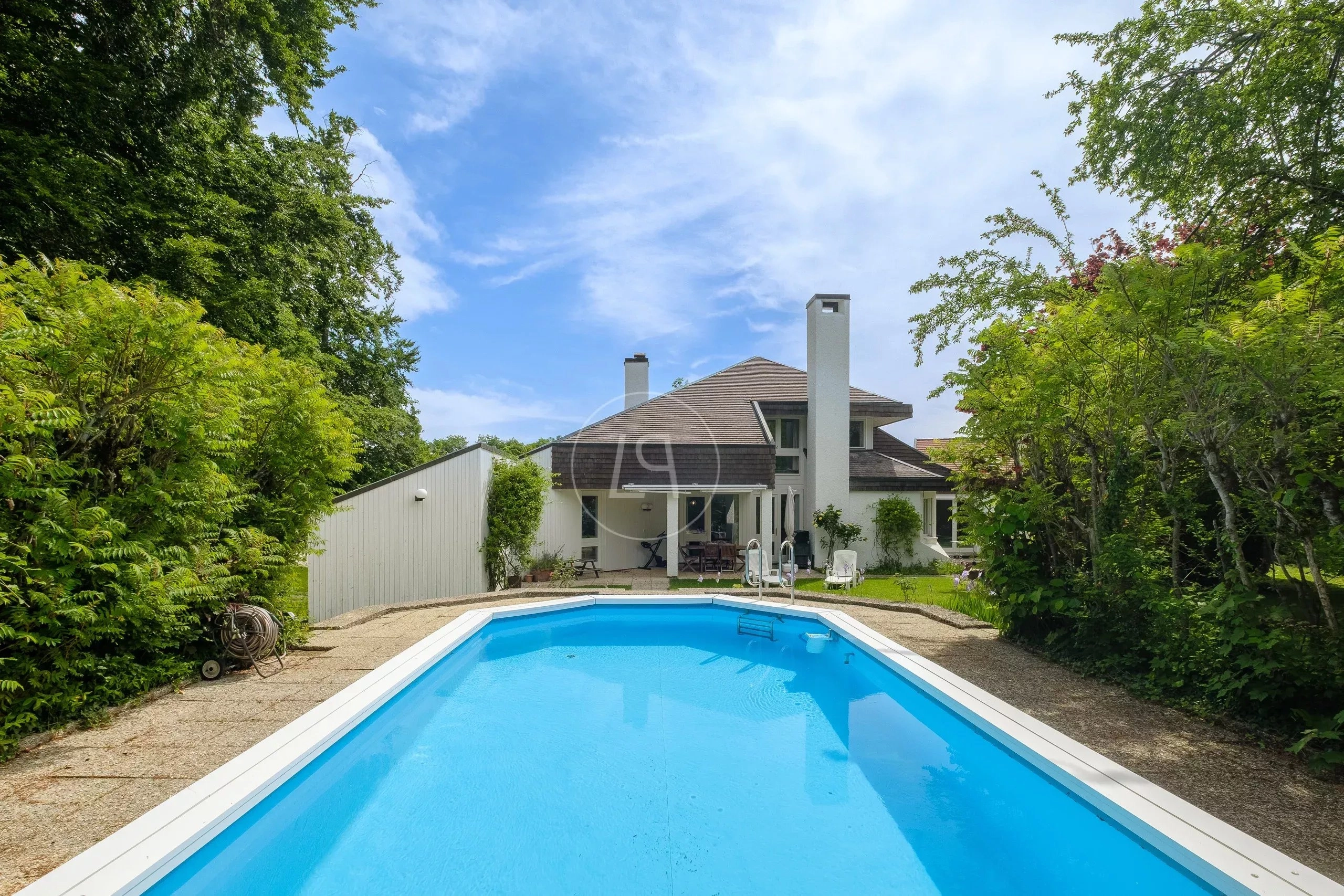 Außenansicht mit Pool und Haus