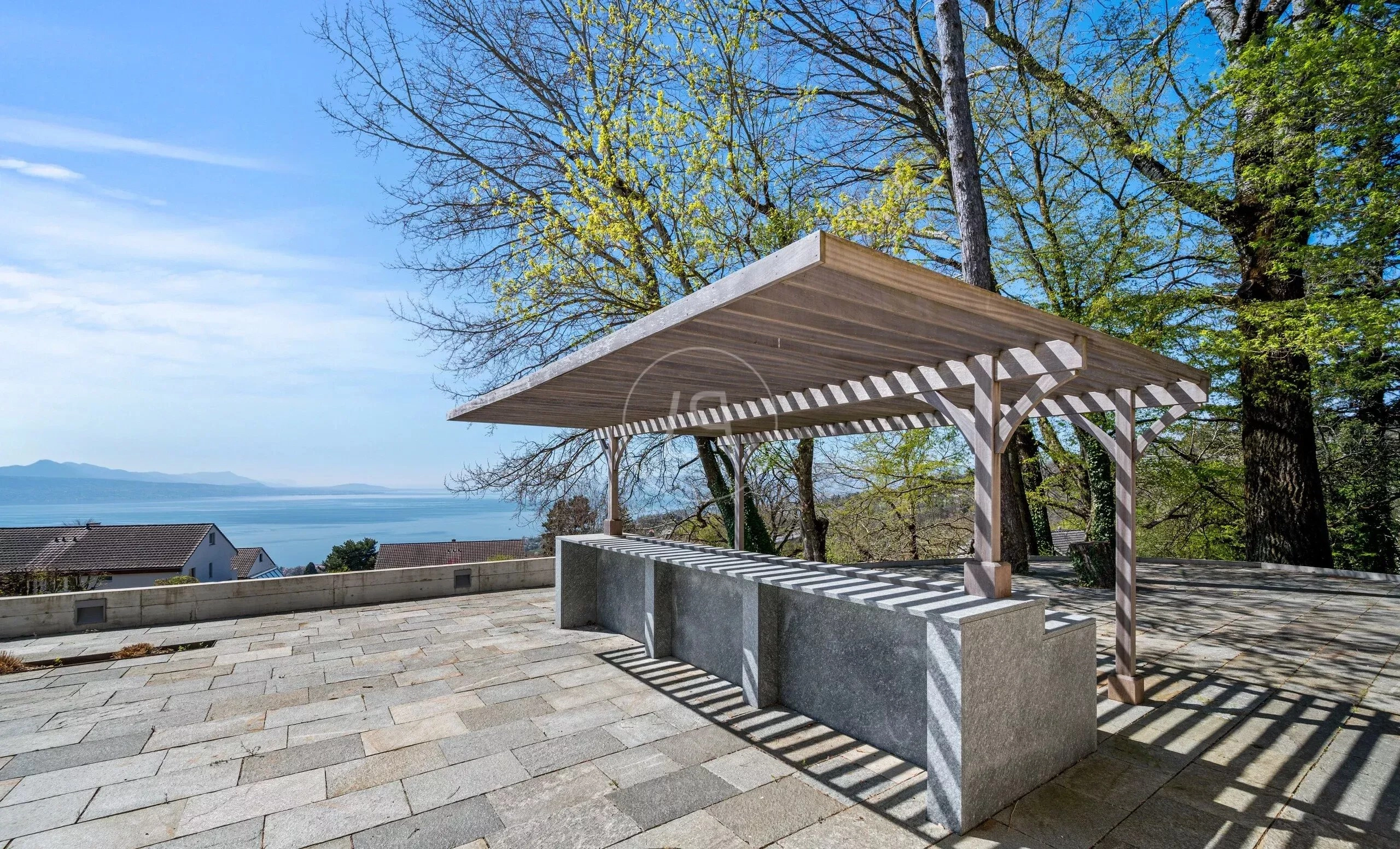 Terrasse mit Seeblick und Pergola