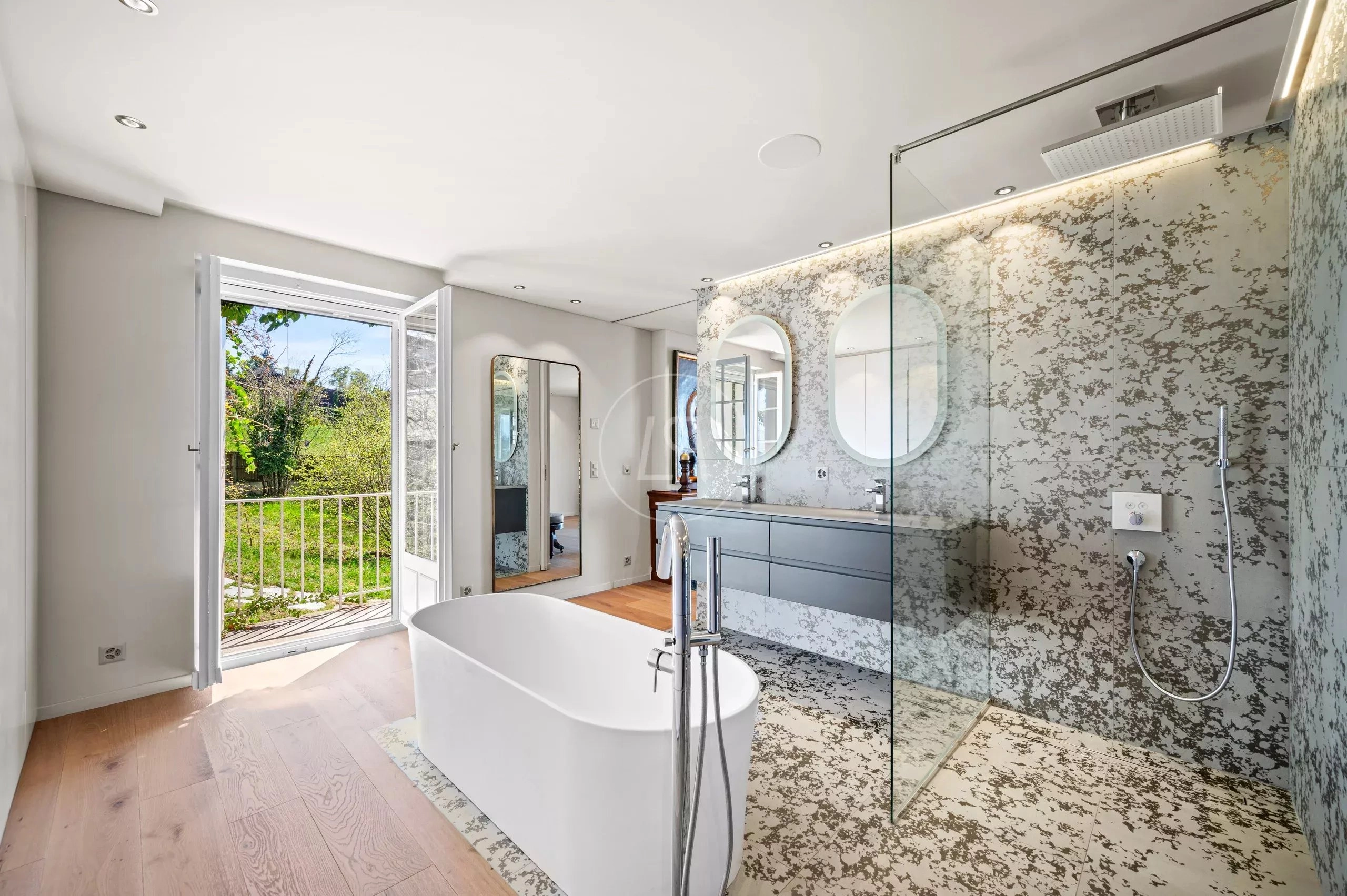 Modernes Badezimmer mit freistehender Wanne und Walk-in-Dusche