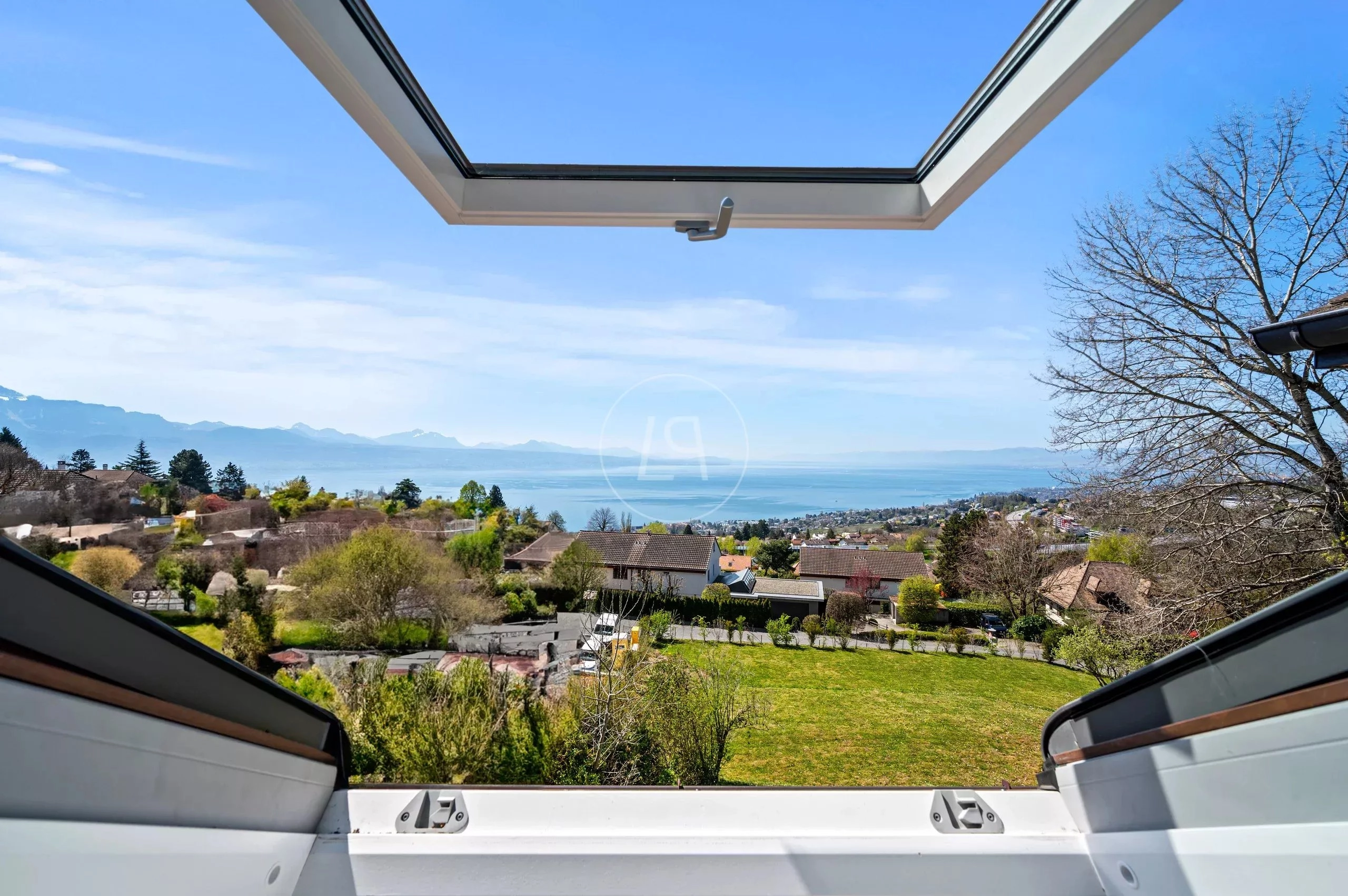 Dachfenster mit Seeblick