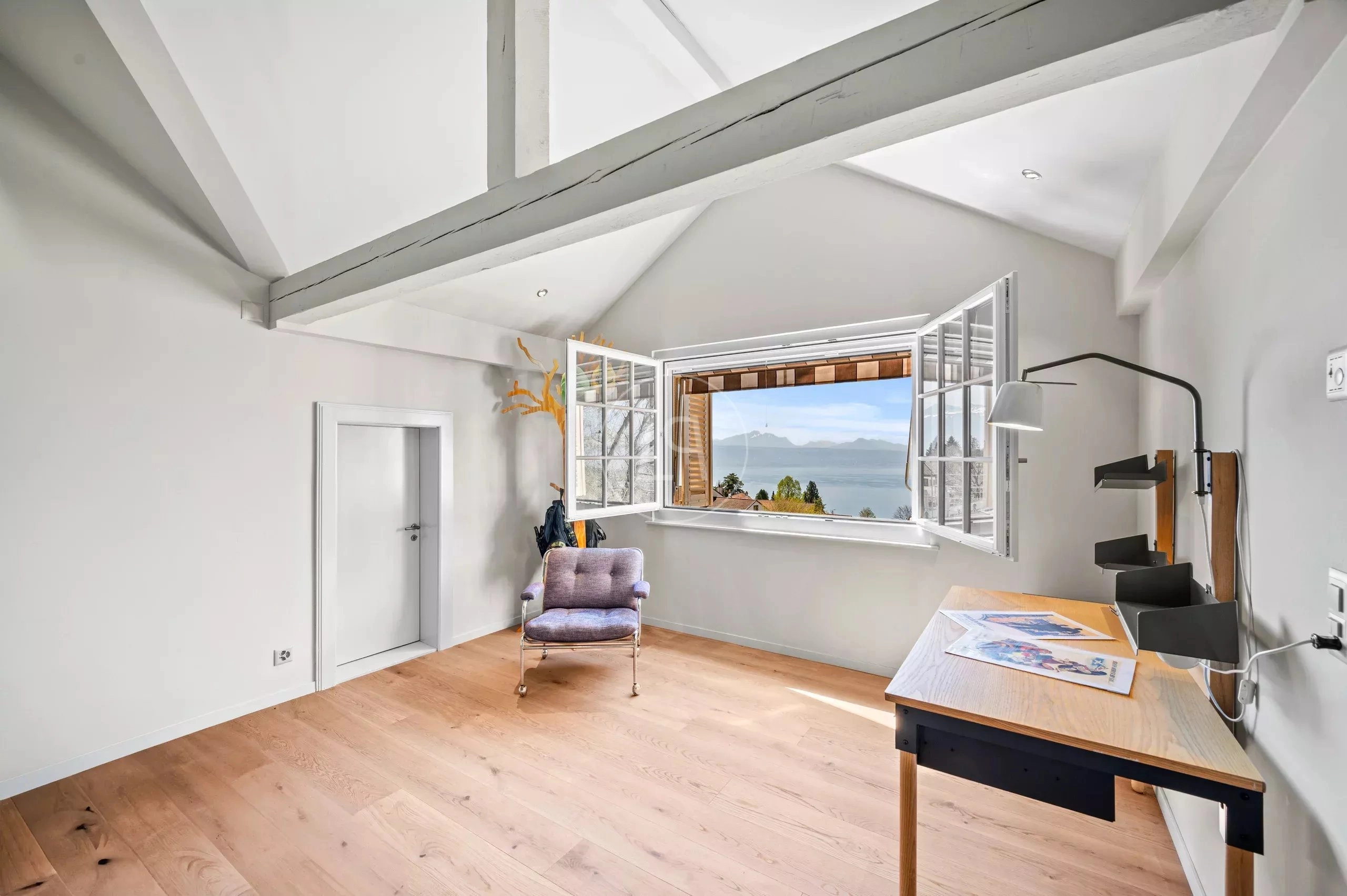 Helles Dachzimmer mit Seeblick