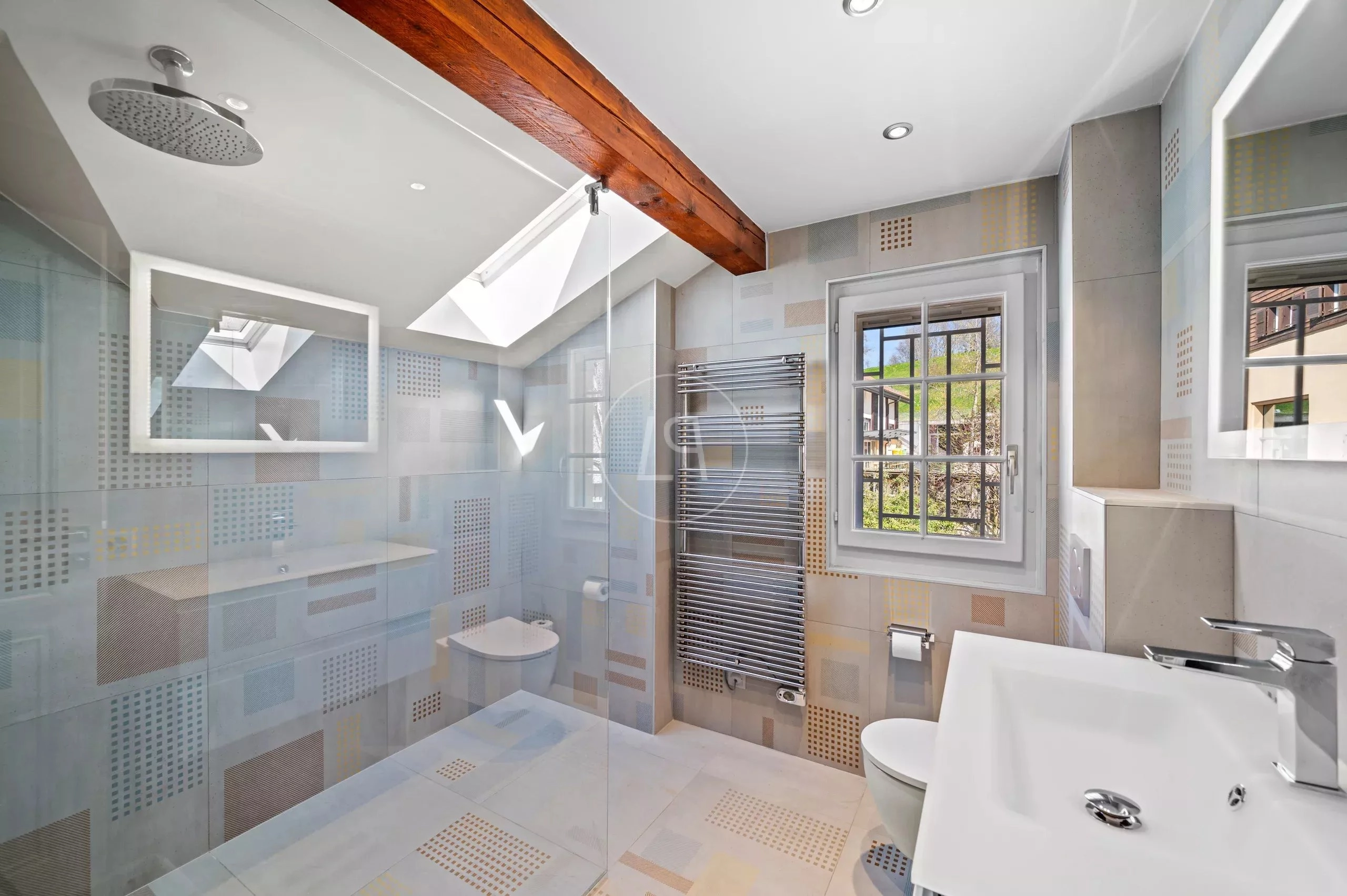 Modernes Badezimmer mit Dachschräge und sichtbarem Holzbalken