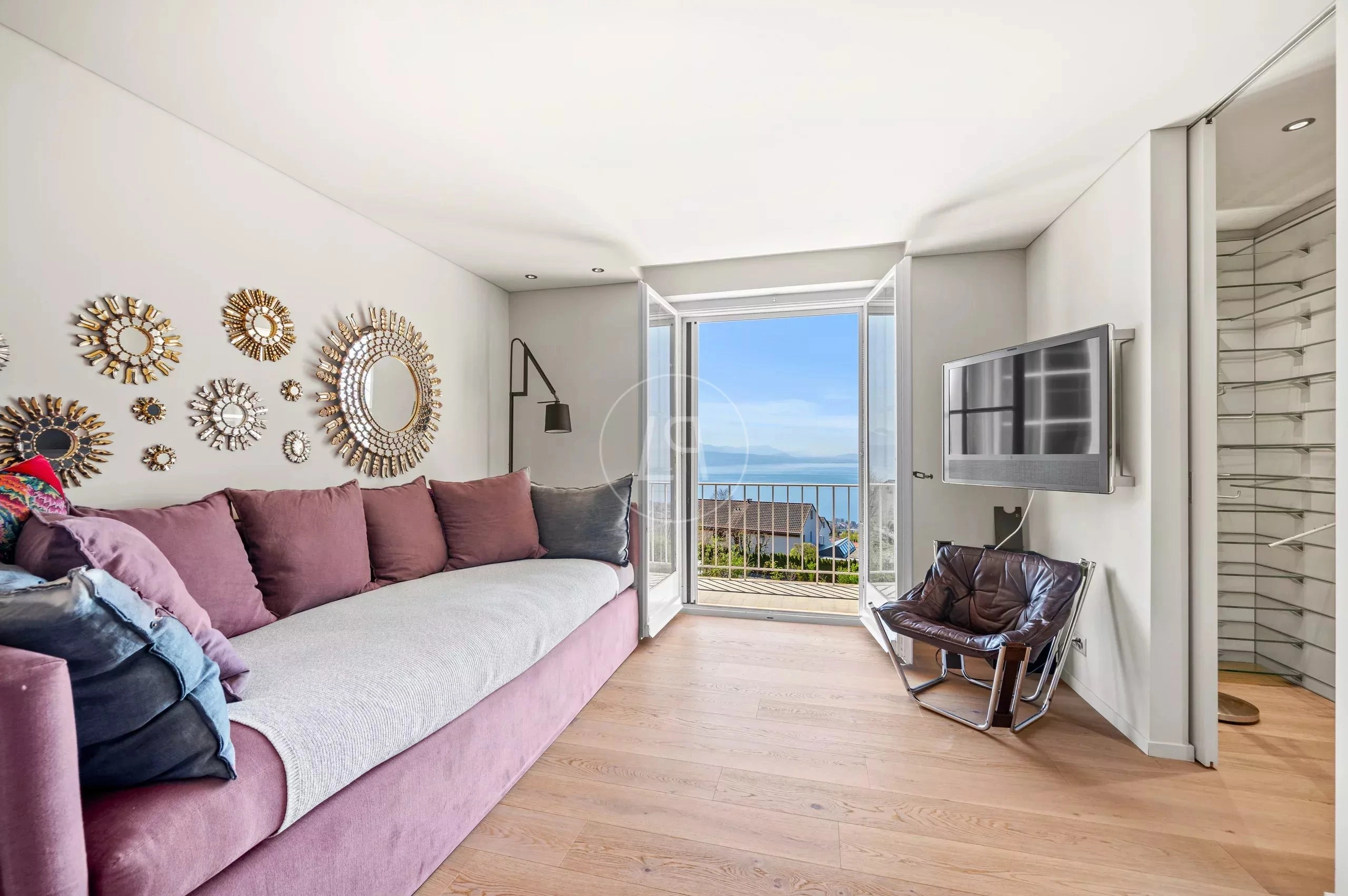Helles Wohnzimmer mit Meerblick