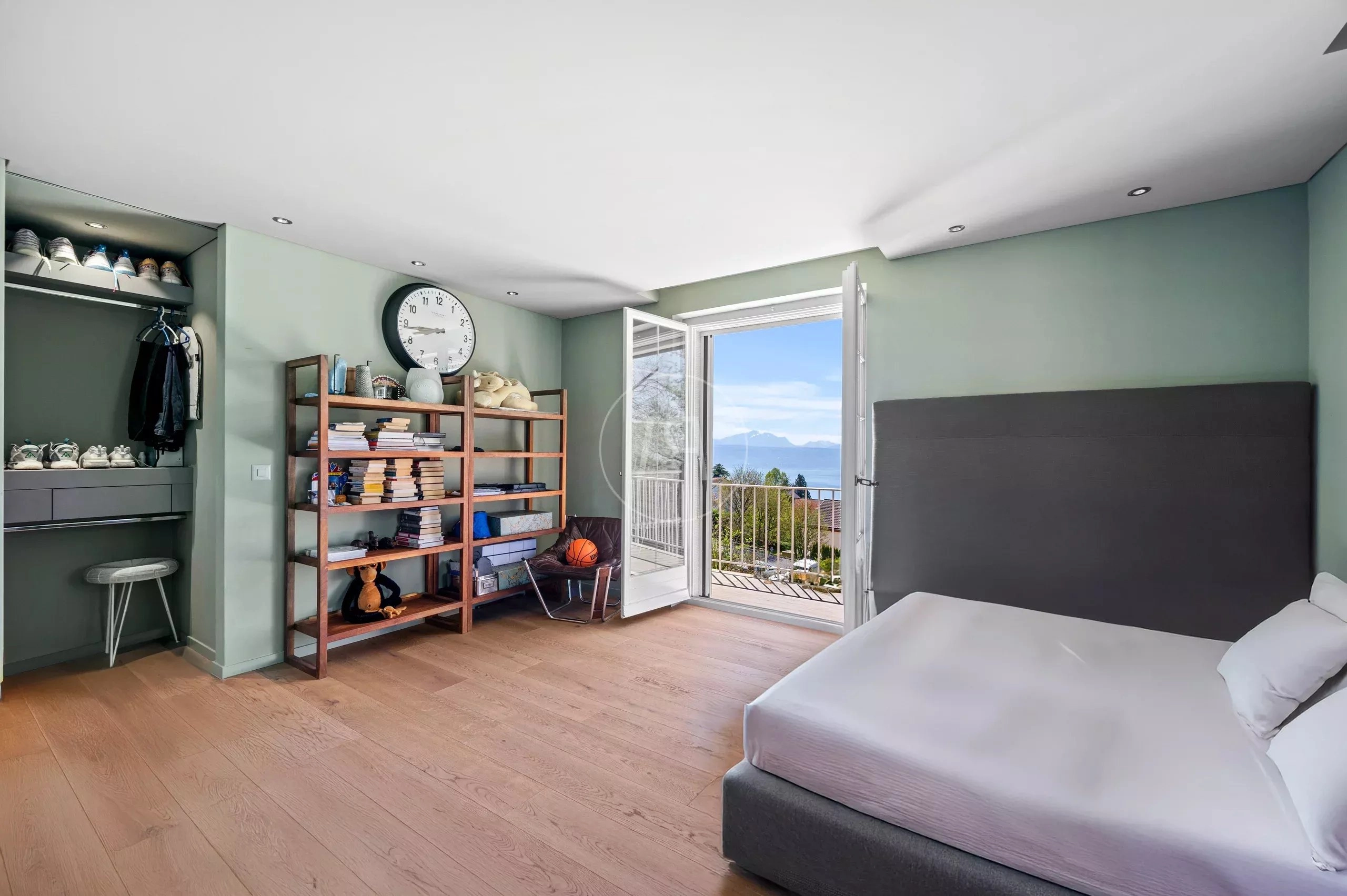 Modernes Schlafzimmer mit Balkonblick