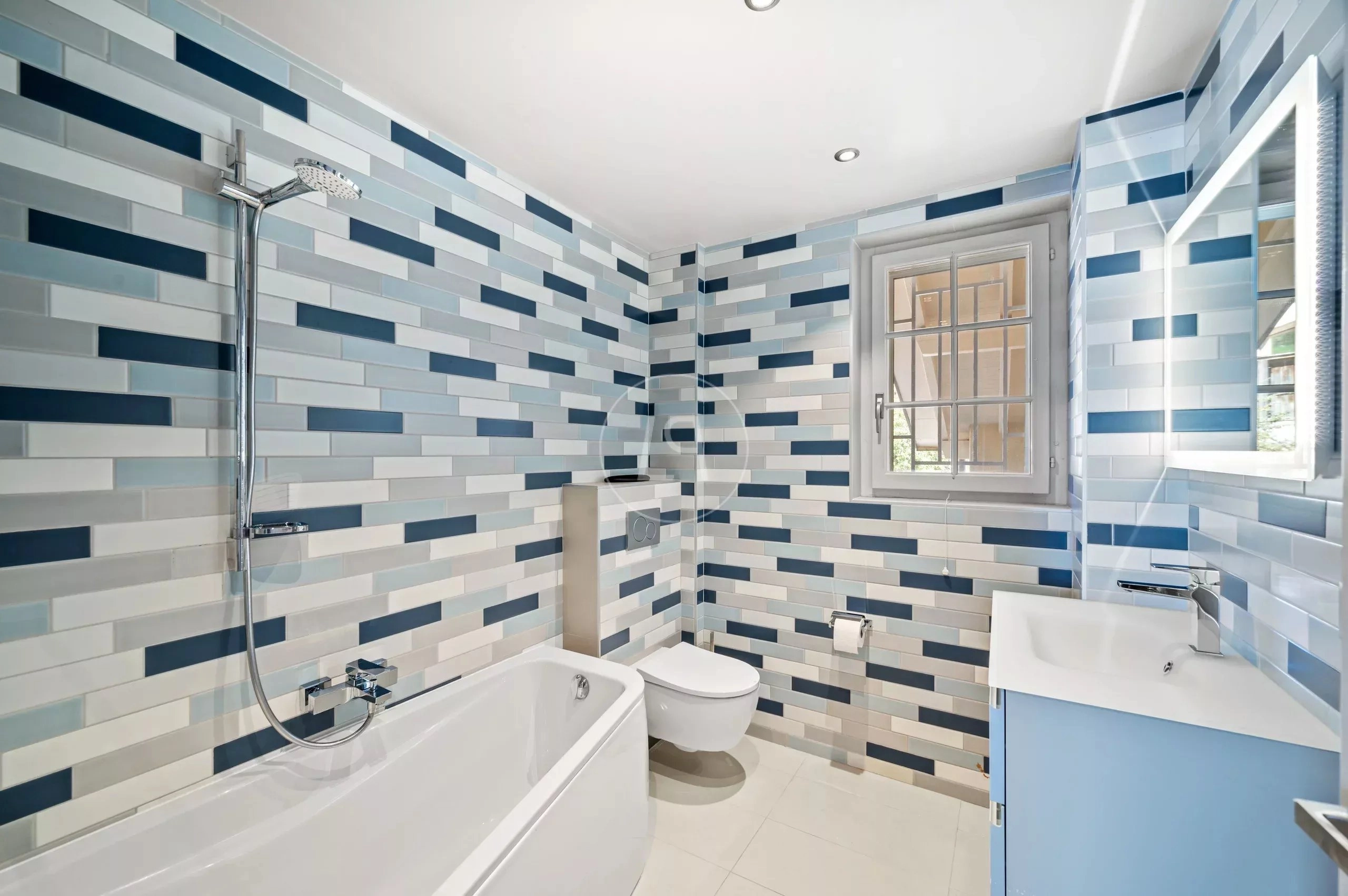 Modernes Badezimmer mit blau-weißen Fliesen