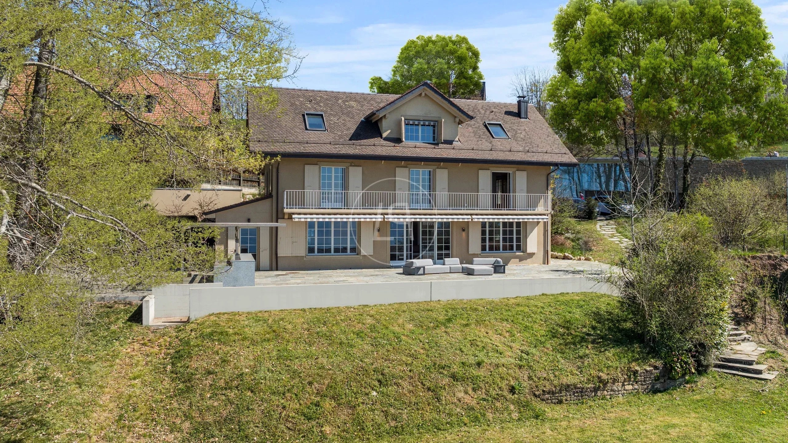 Hausansicht mit Garten und Terrasse