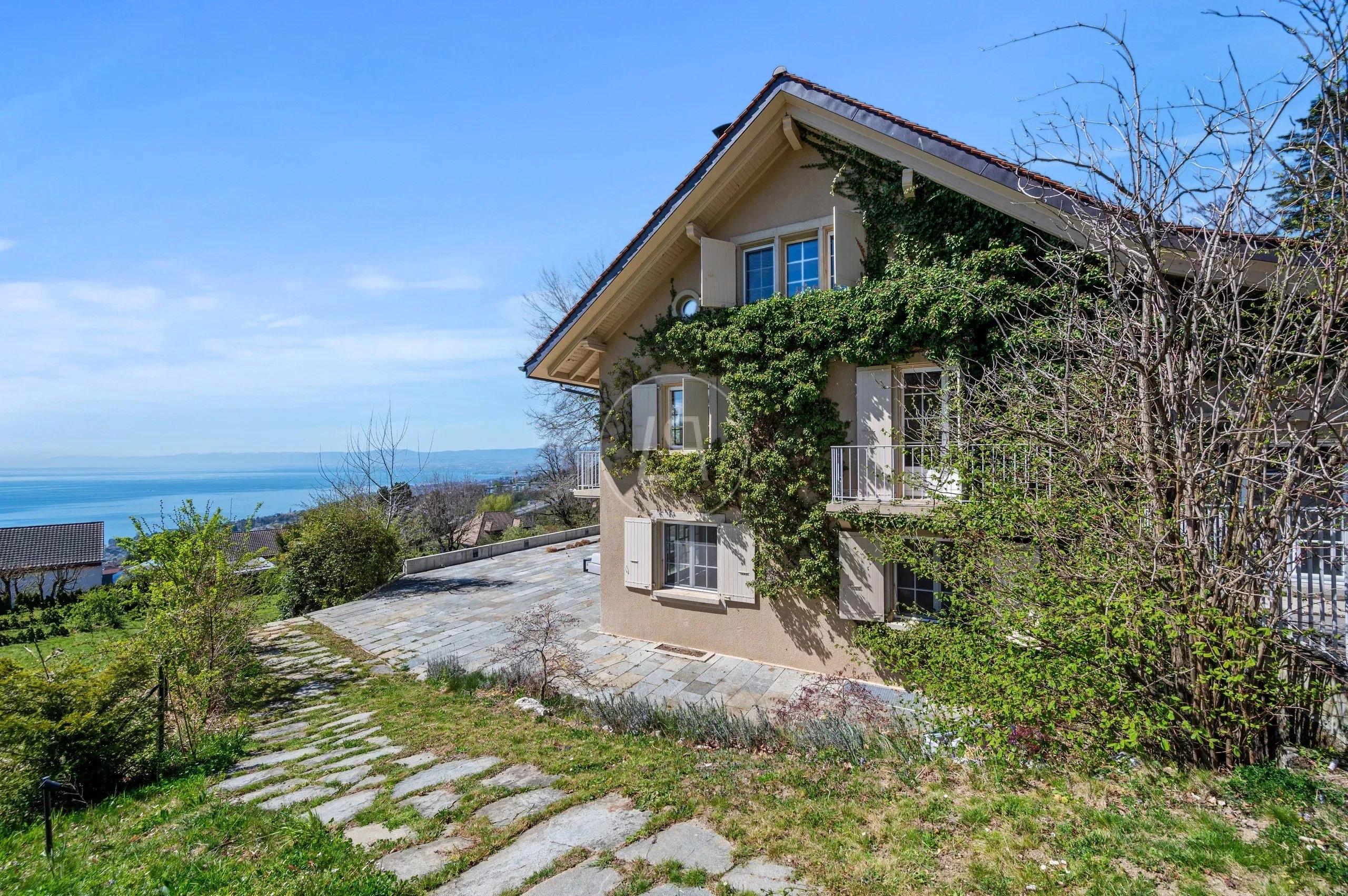 Villa mit Seeblick und begrüntem Dachgiebel