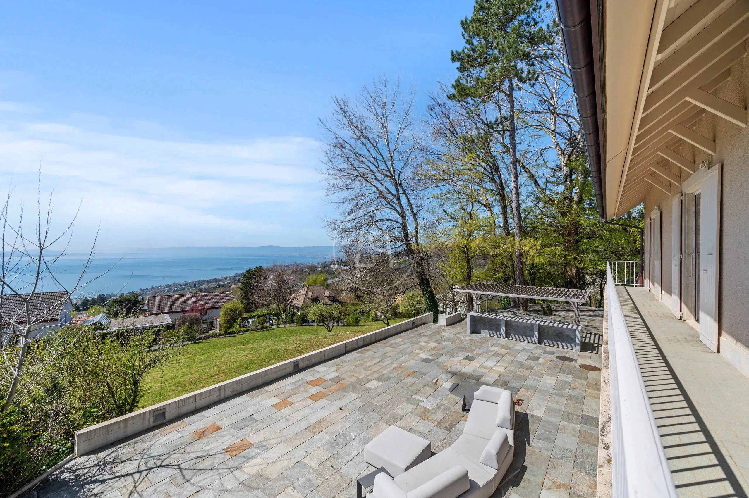 Große Terrasse mit Seeblick