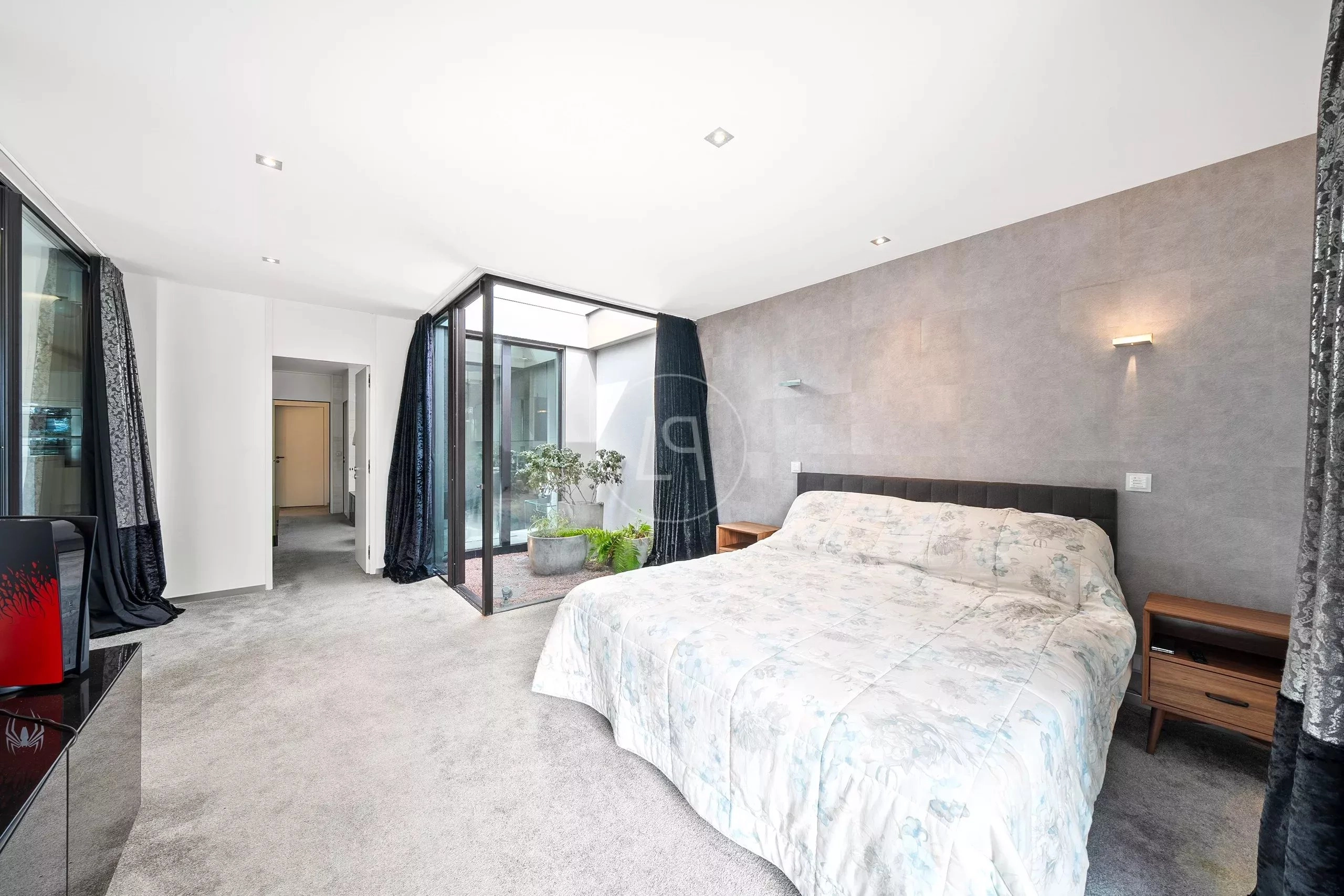 Helles Schlafzimmer mit Innenhoföffnung