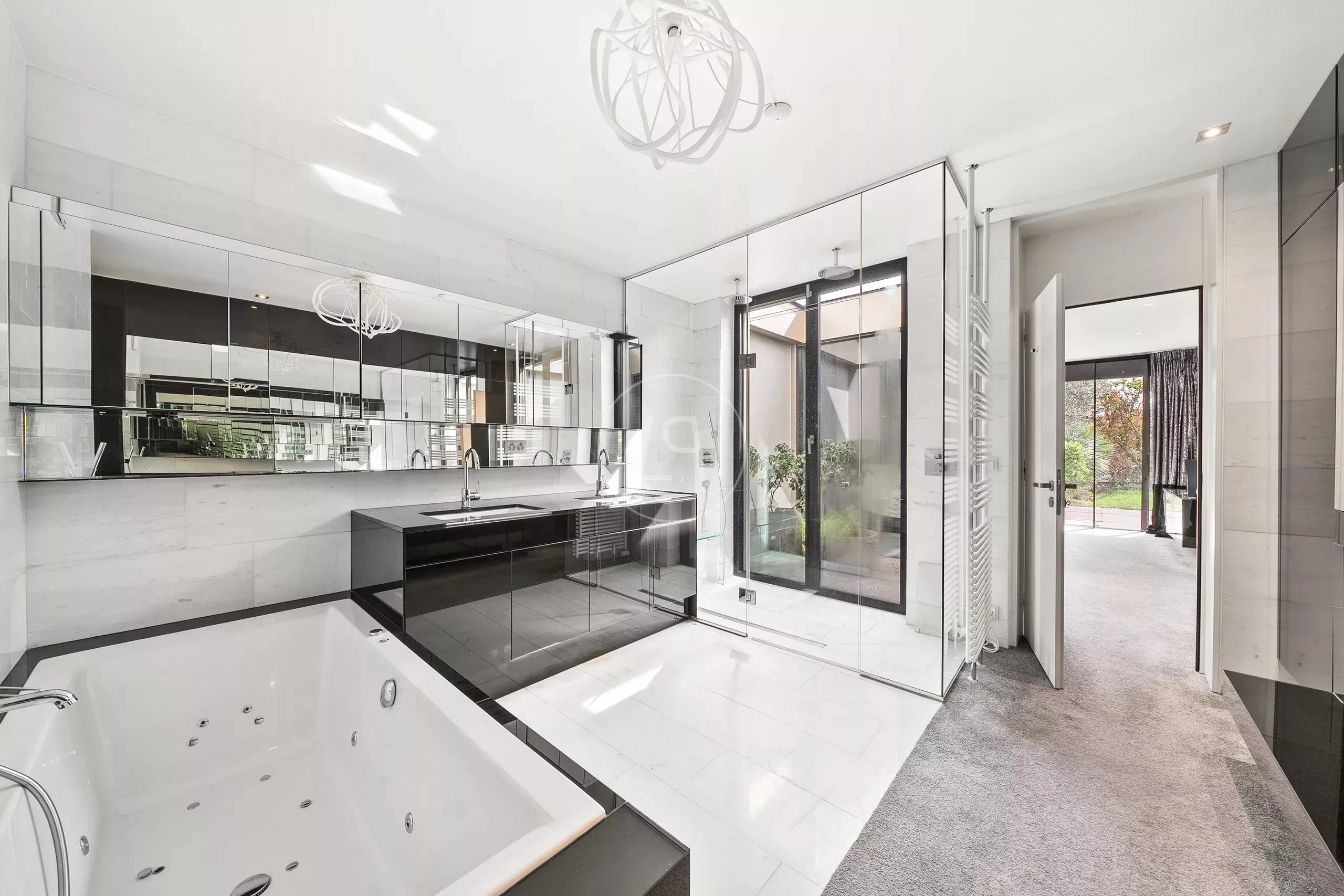 Luxuriöses Badezimmer mit Whirlpool und Glasdusche