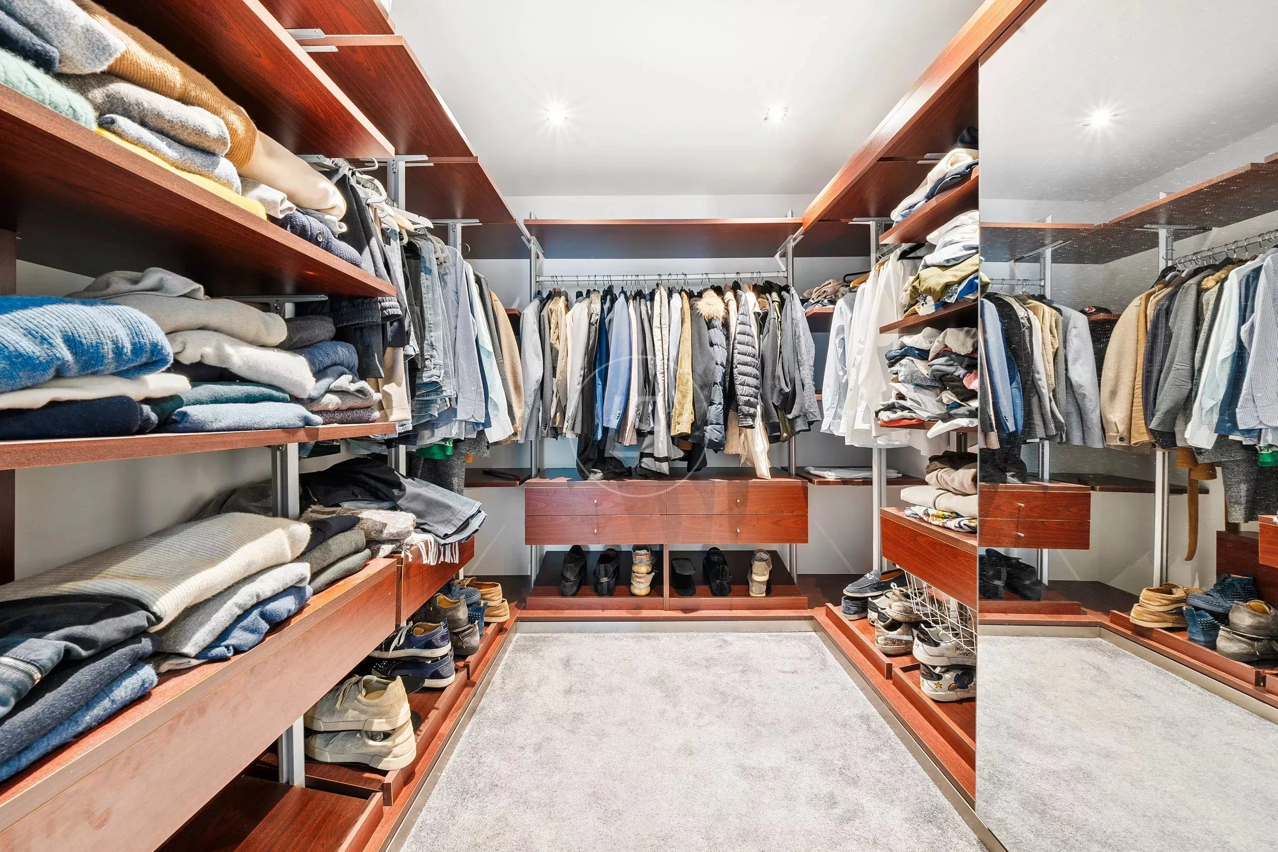 Begehbarer Kleiderschrank mit offenen Regalen