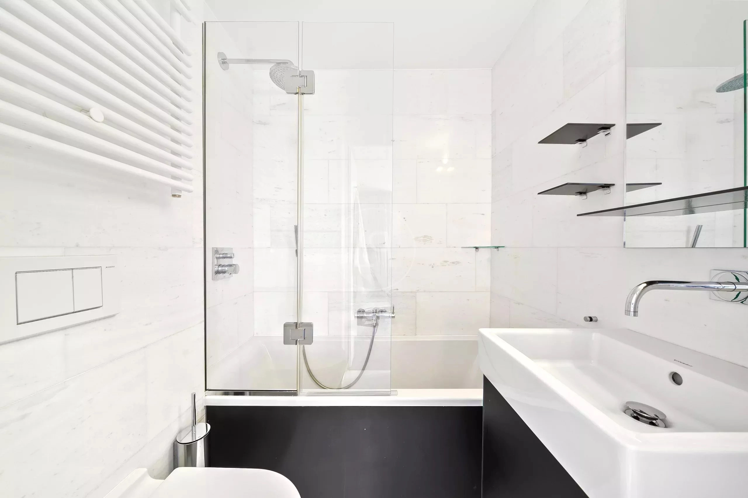 Modernes Badezimmer mit Walk-in-Dusche und Waschtisch