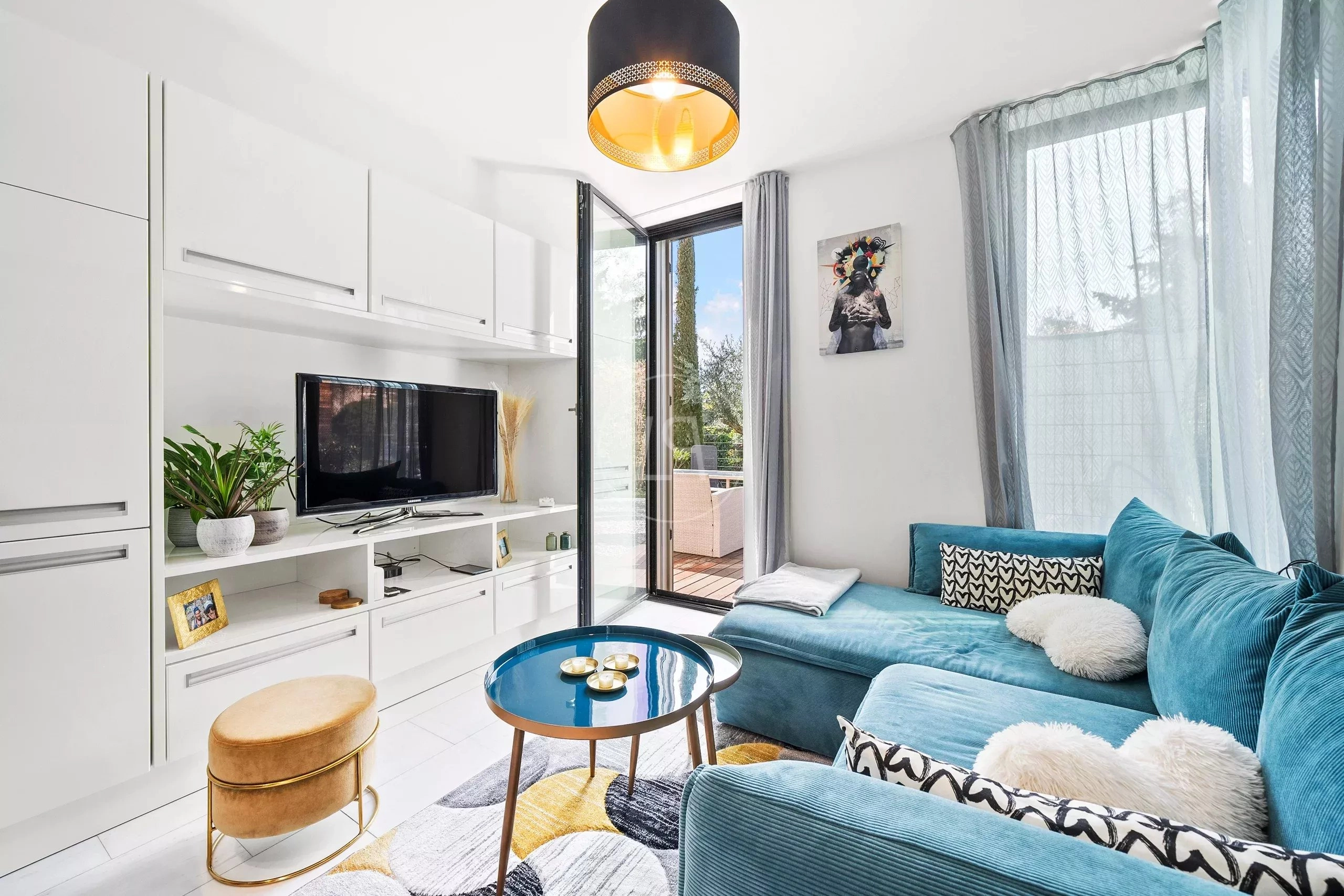 Helles, modernes Wohnzimmer mit Balkonzugang