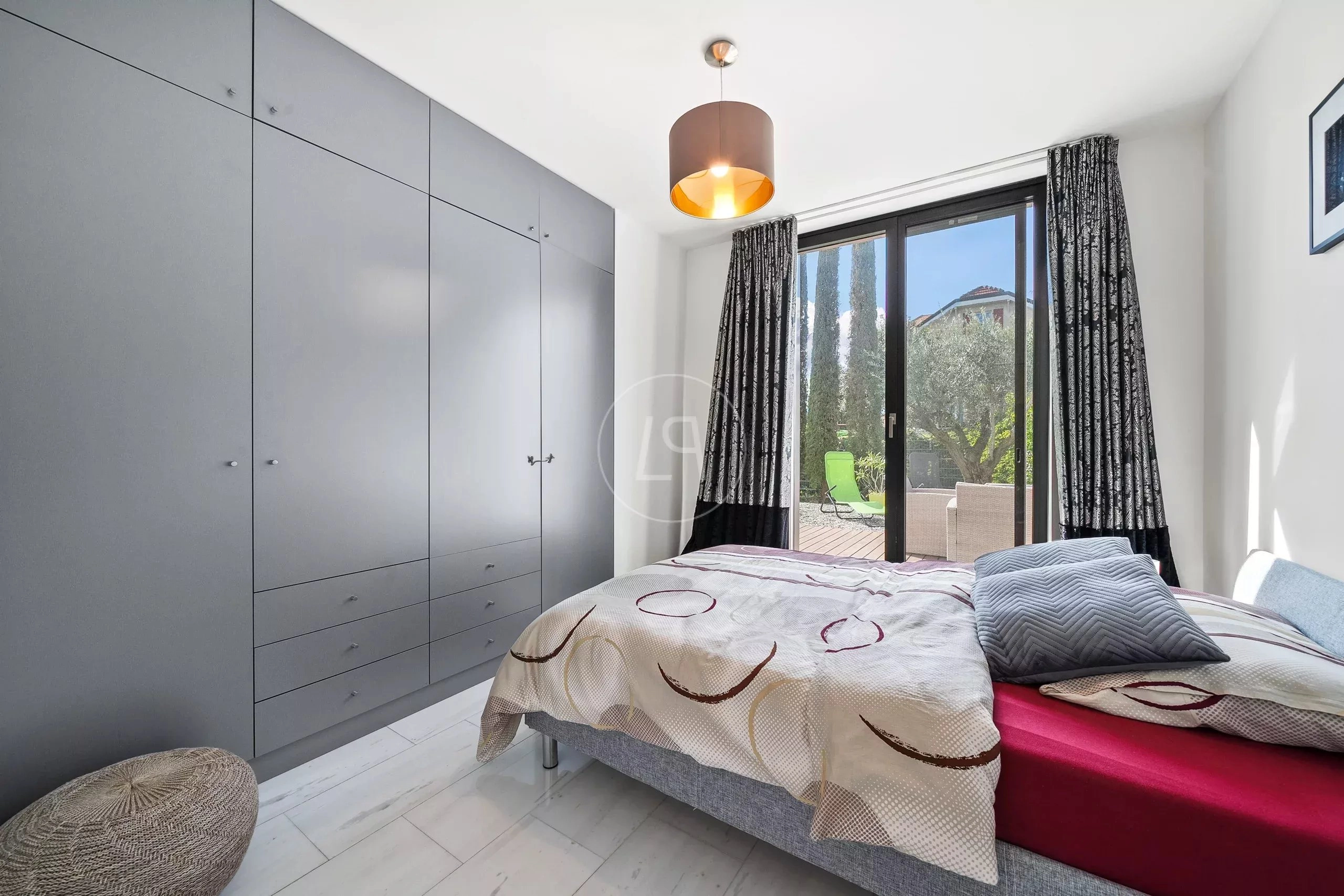Modernes Schlafzimmer mit Schrankwand und Terrassenzugang