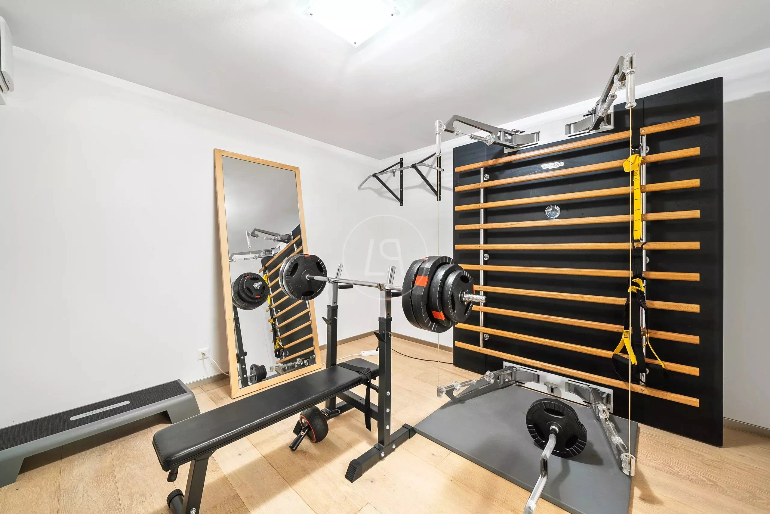 Fitnessraum mit Kraftstation