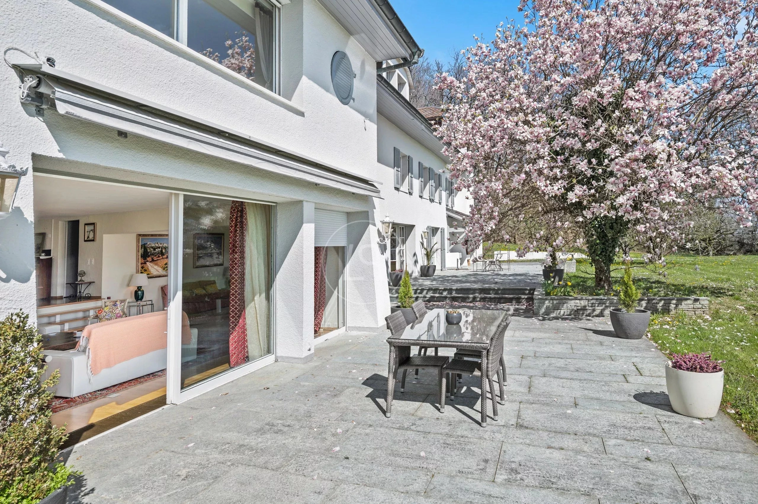 Außenansicht mit Terrasse und Garten